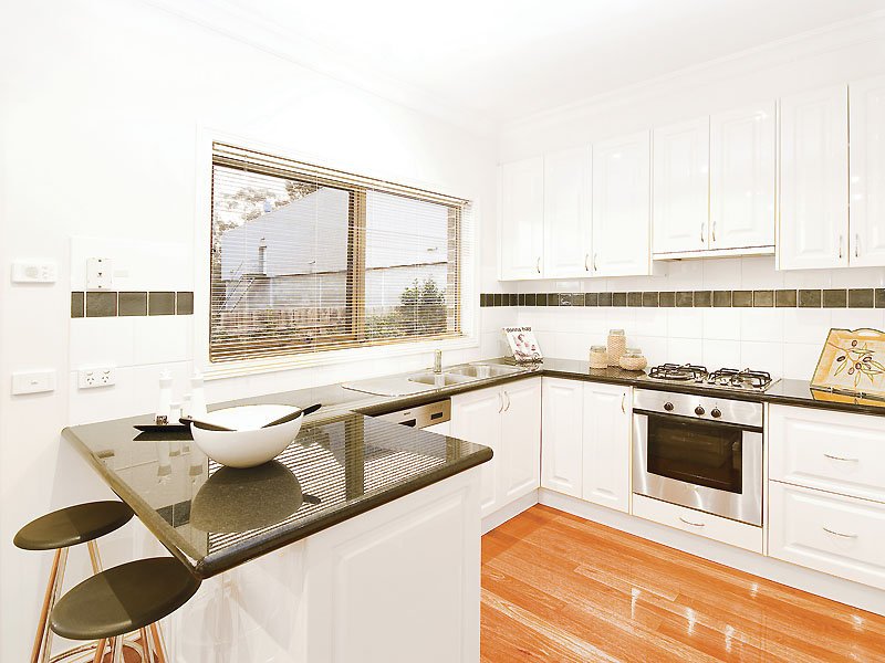 13 Kingswood Rise, Box Hill South image 4