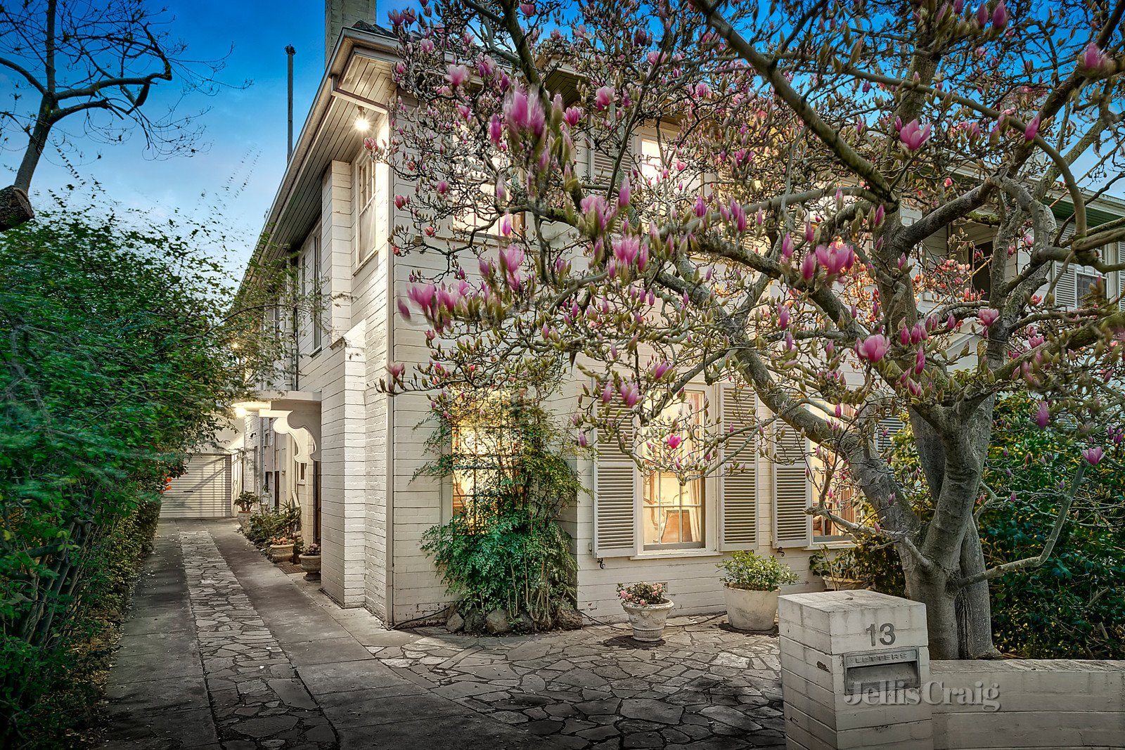 13 Kyeamba Grove, Toorak image 1