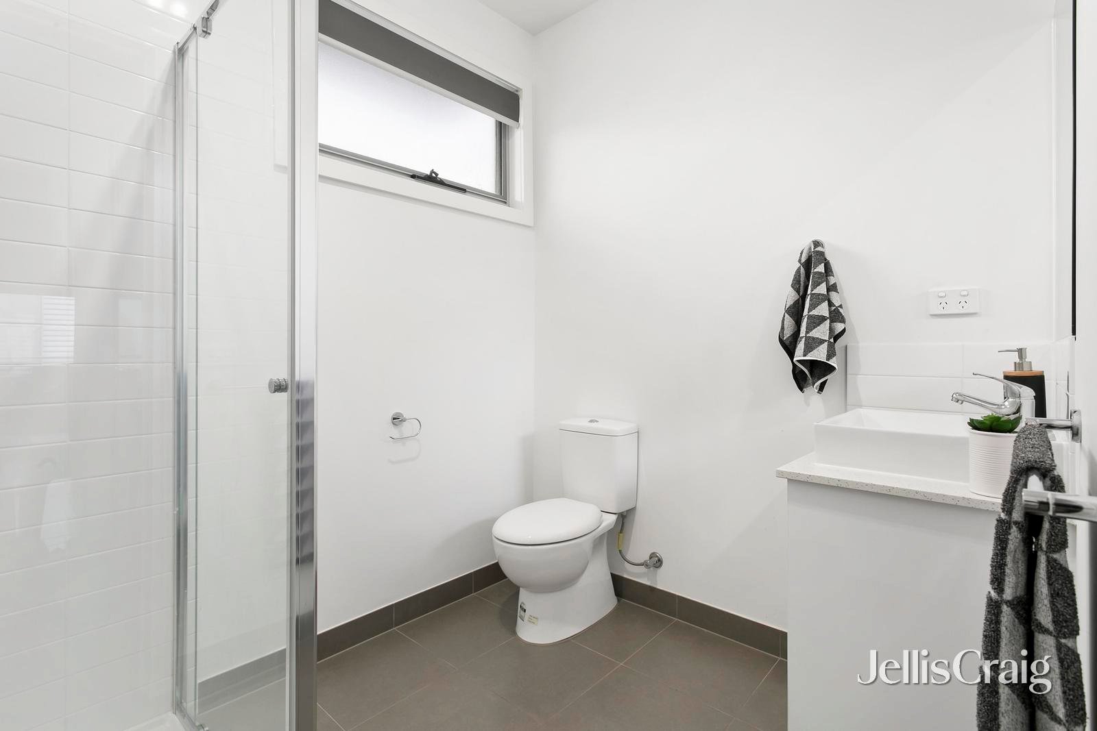 1/3 Queen Street, Essendon image 6