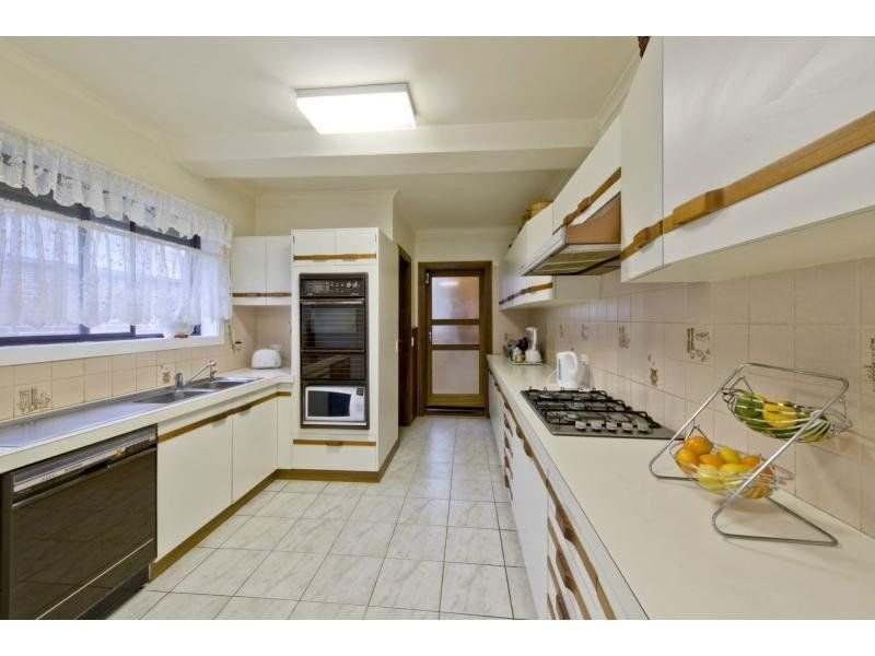 1/3 Stapley Crescent, Altona North image 3