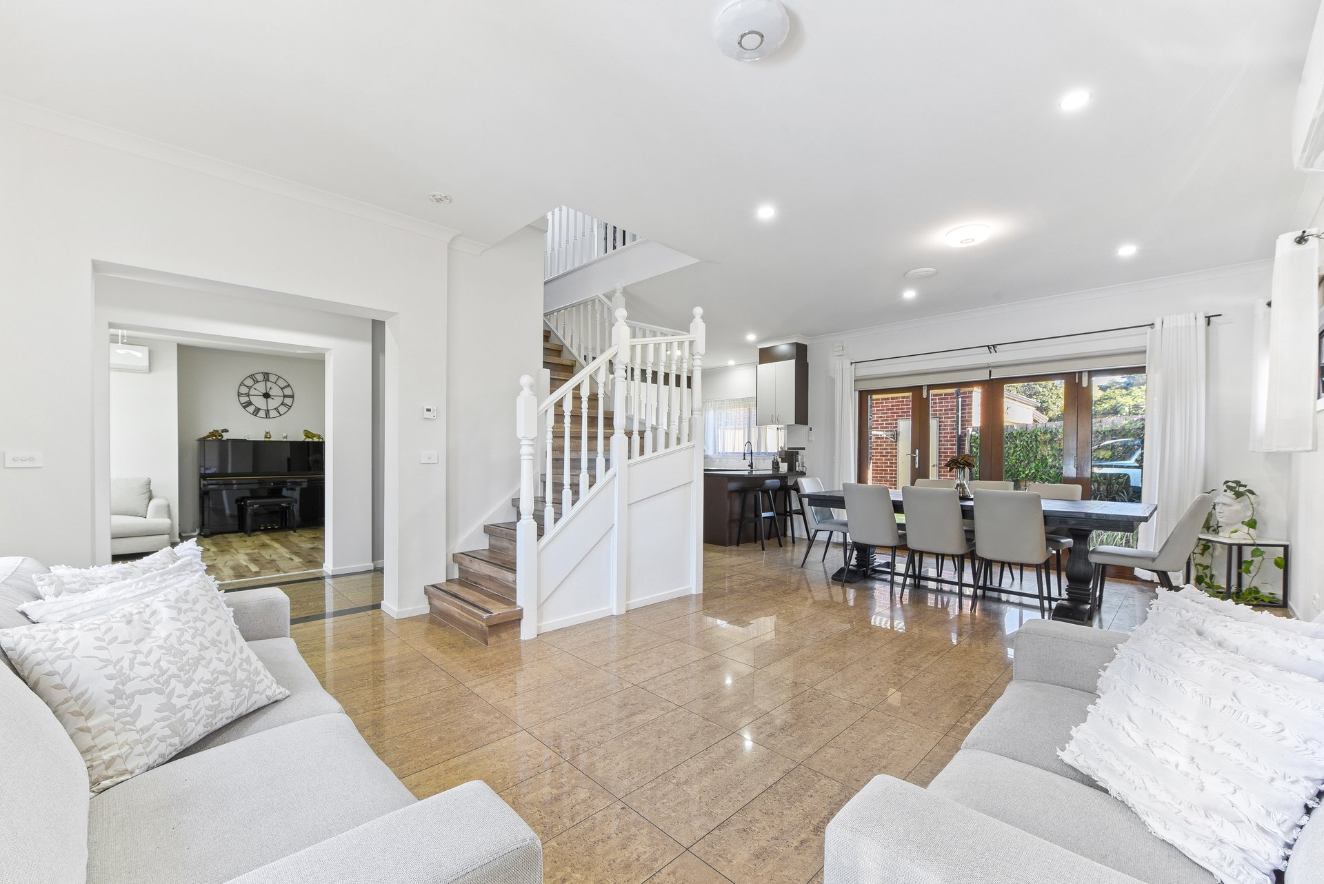 1/3 Sutton Court, Glen Waverley image 3