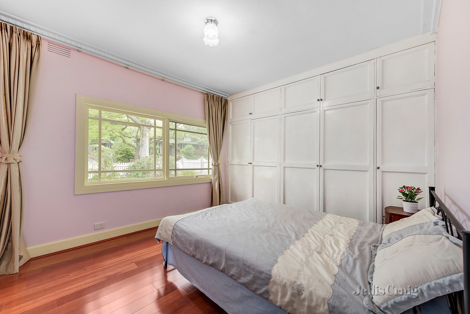 13 Vernal Avenue, Mitcham image 6