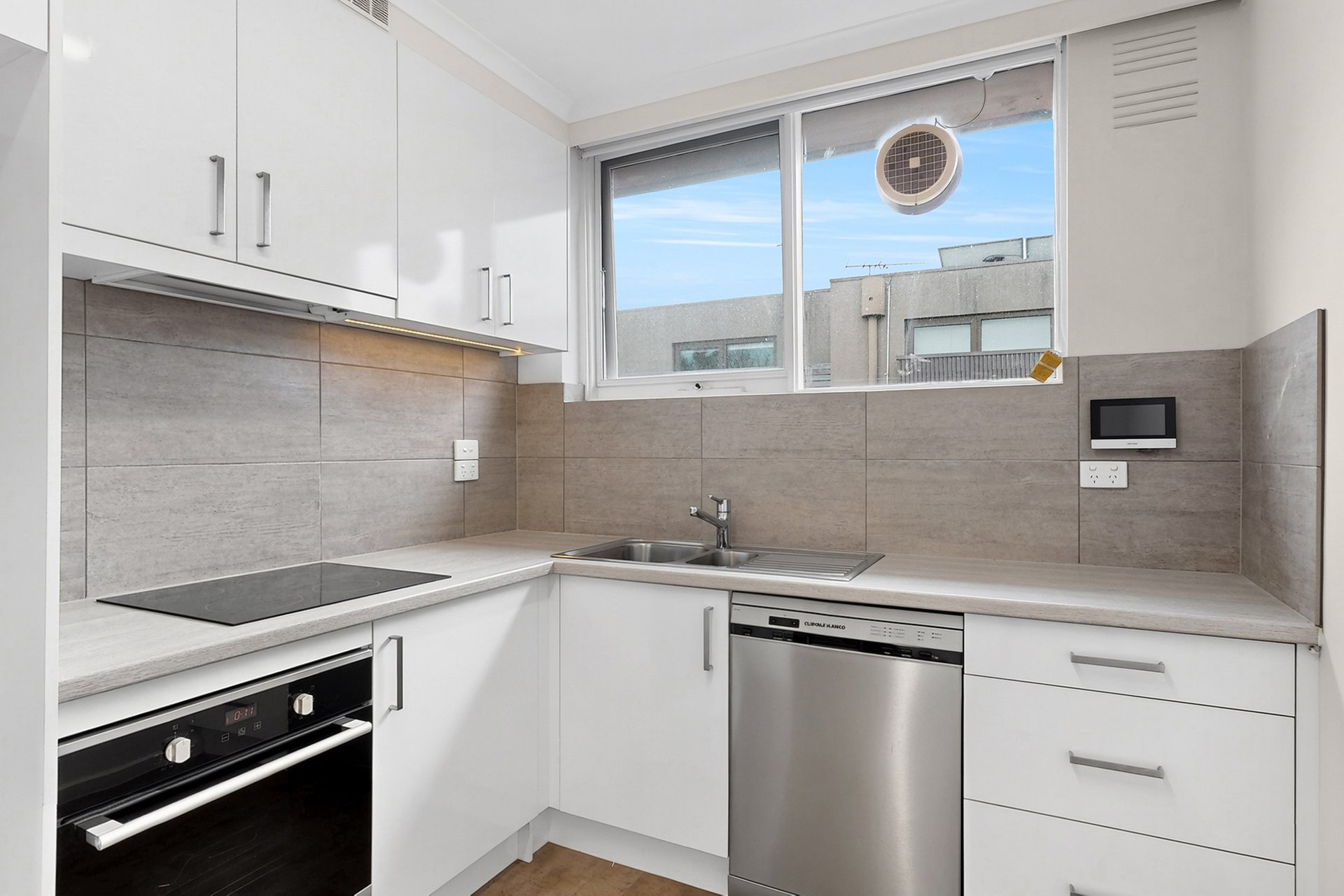 13/113 Addison Street, Elwood image 2