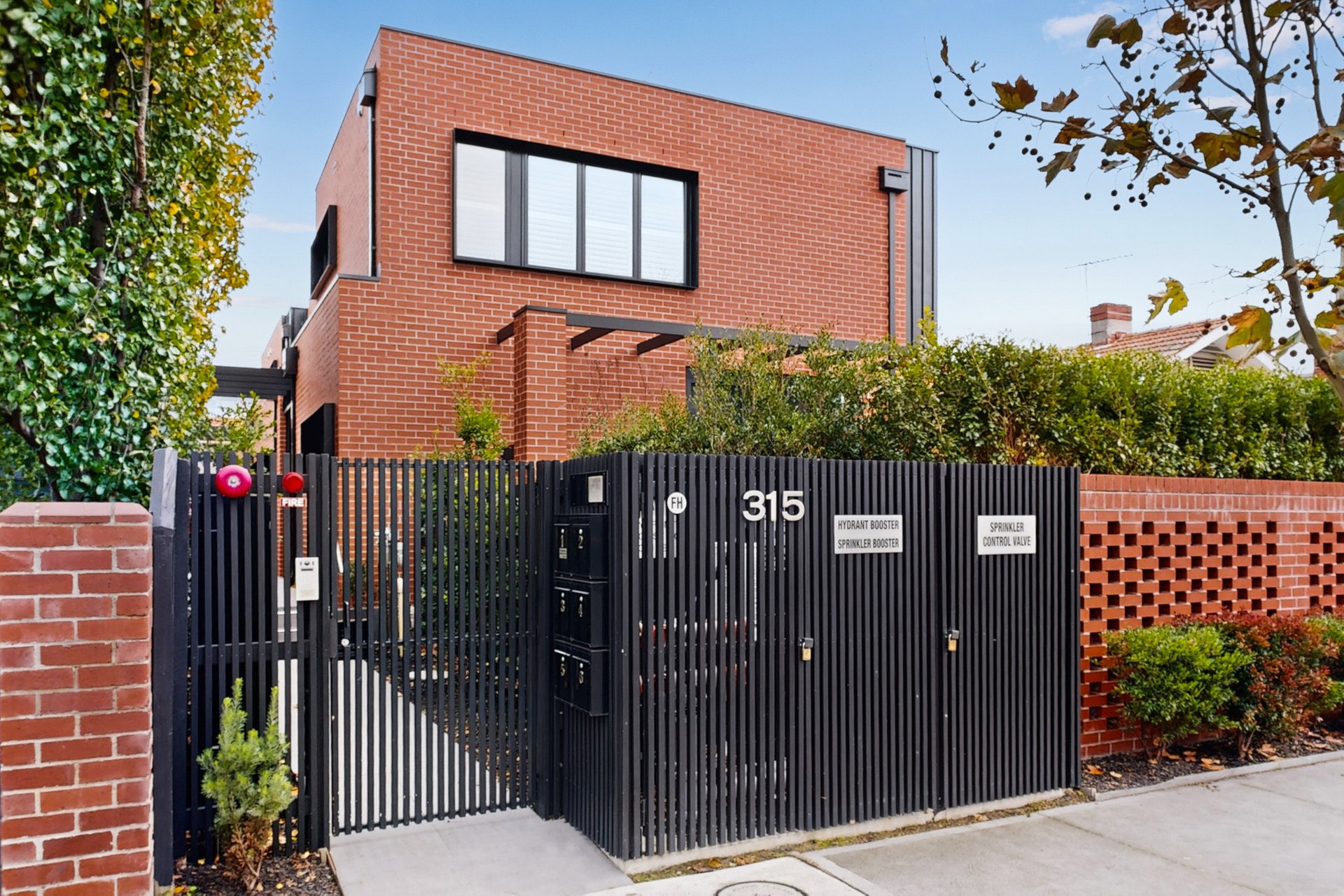 1/315 Barkly Street, Elwood image 2