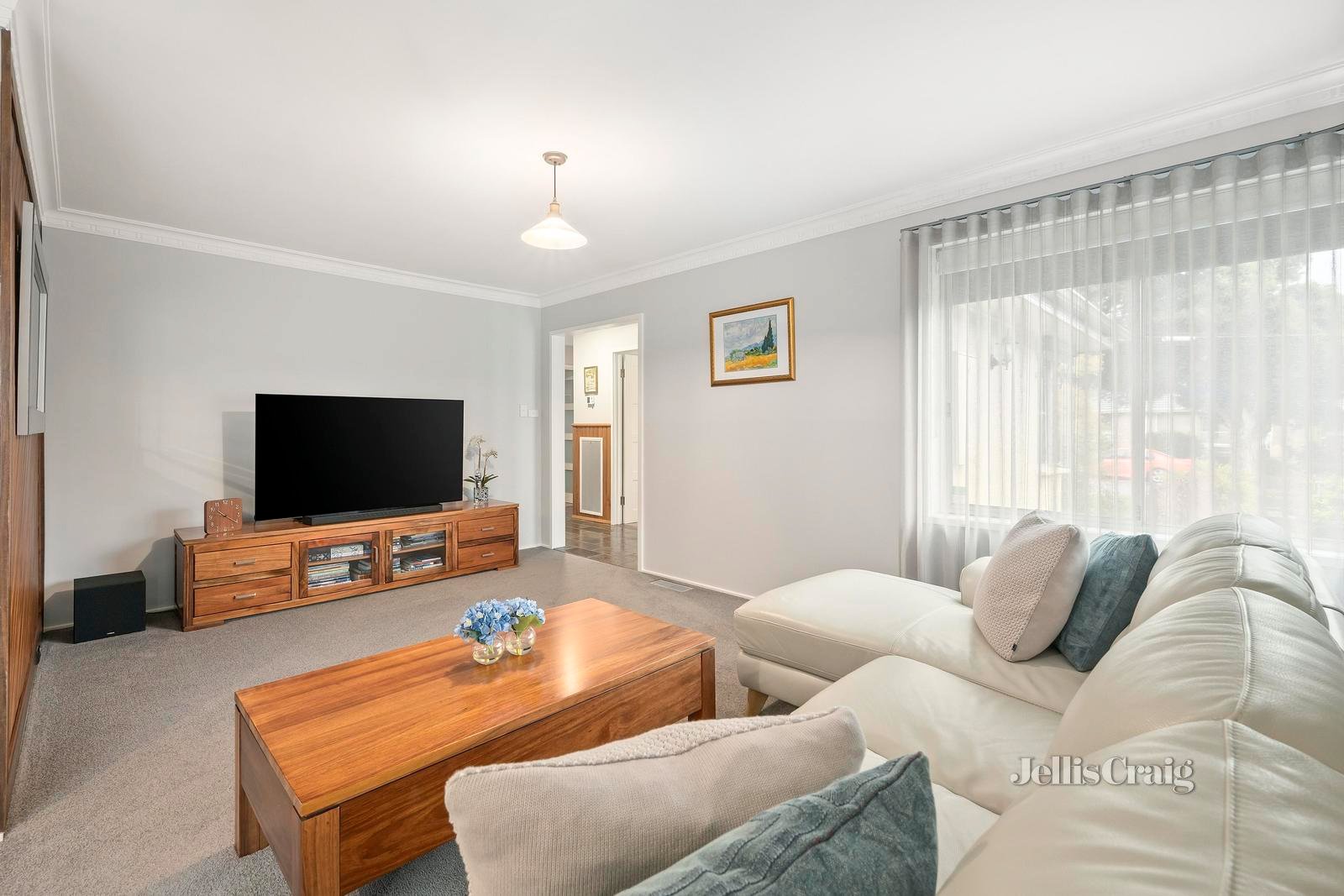132 Esther Crescent, Mooroolbark image 3