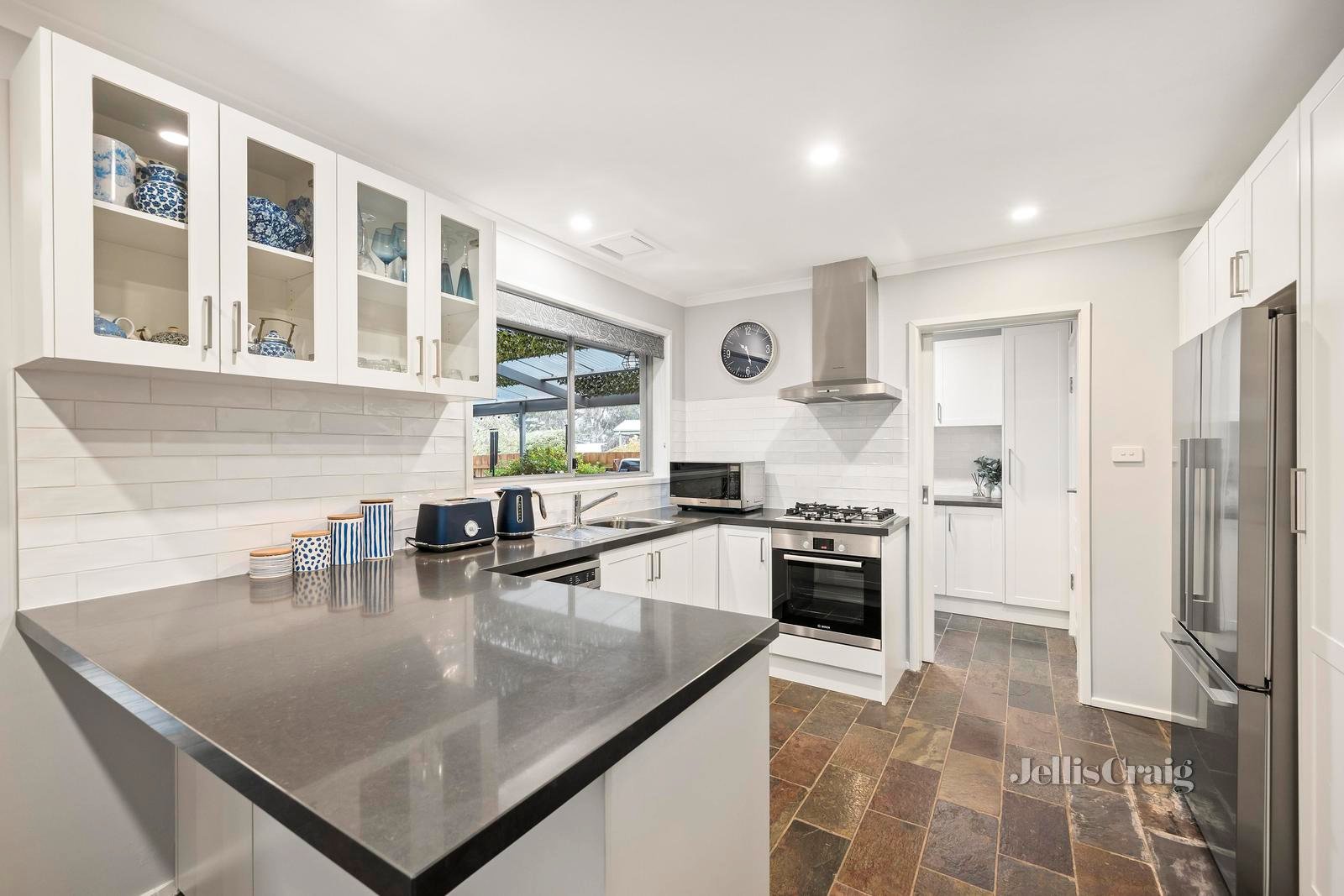 132 Esther Crescent, Mooroolbark image 4
