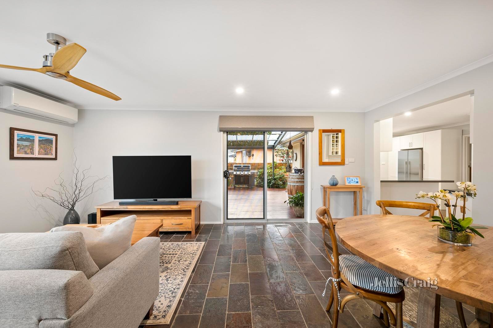 132 Esther Crescent, Mooroolbark image 5