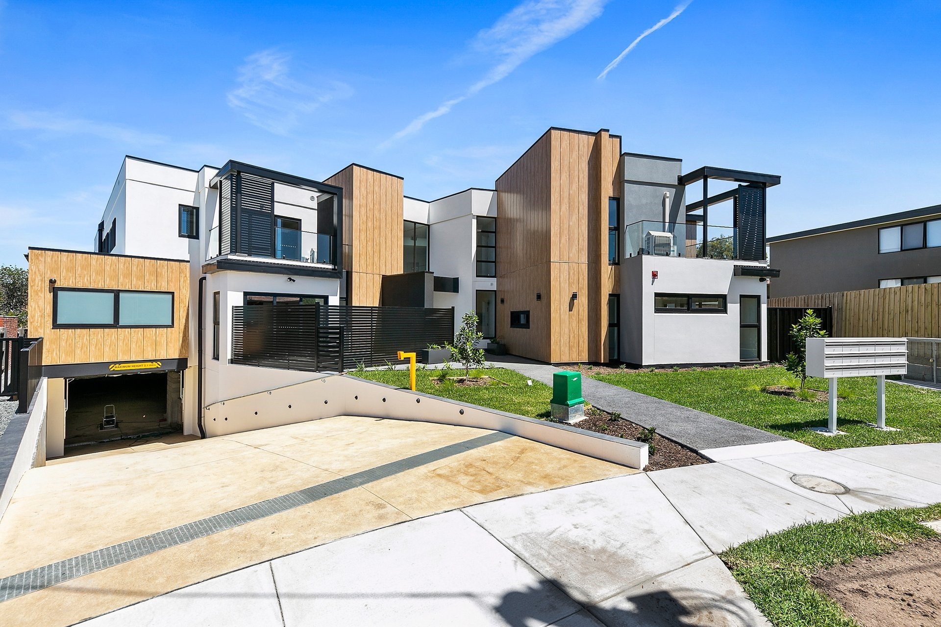 13/2 Howard Court, Clayton image 1