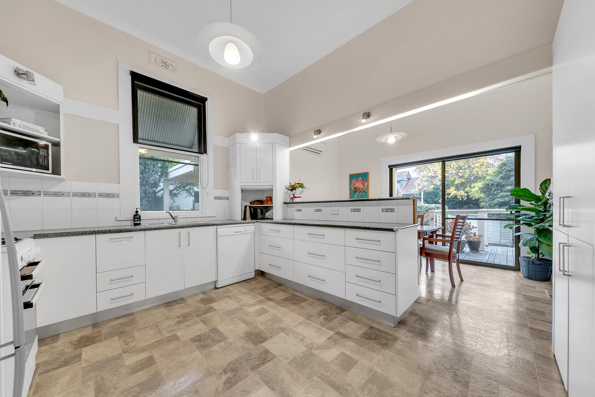 132 Noble Street, Newtown image 4