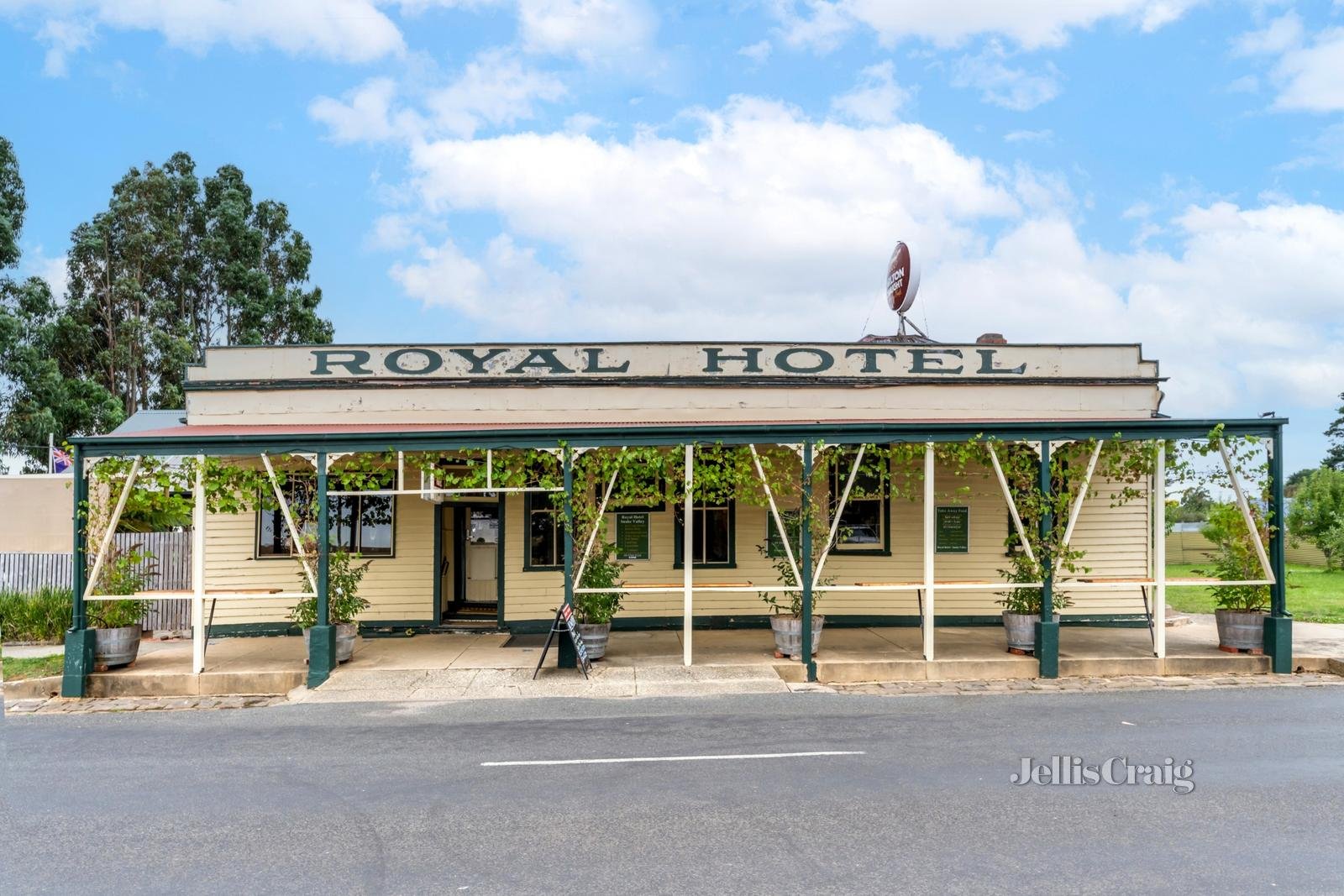 Royal Hotel Snake Valley