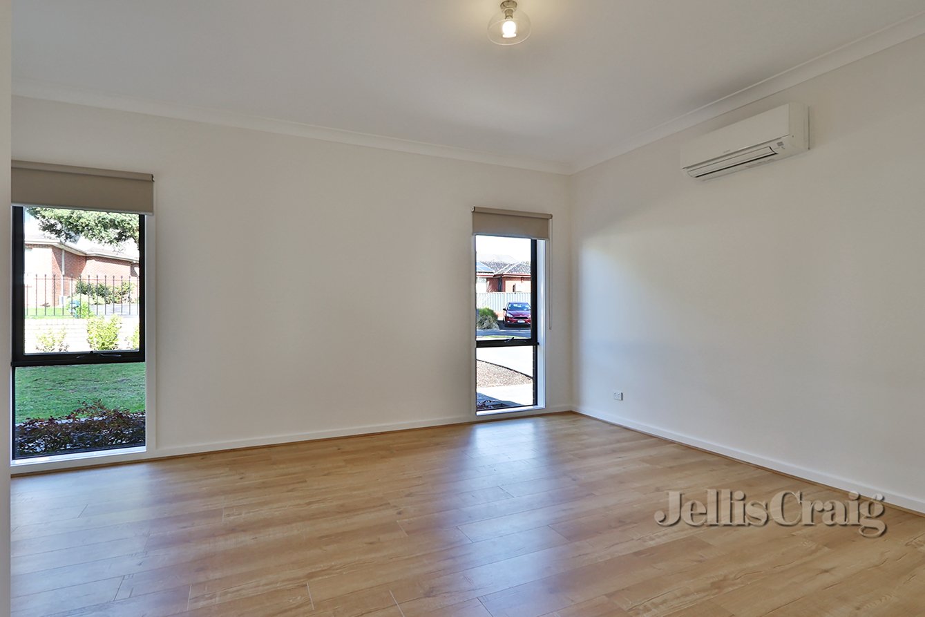 1/33 Thompson Street, Glen&nbsp;Waverley image 2