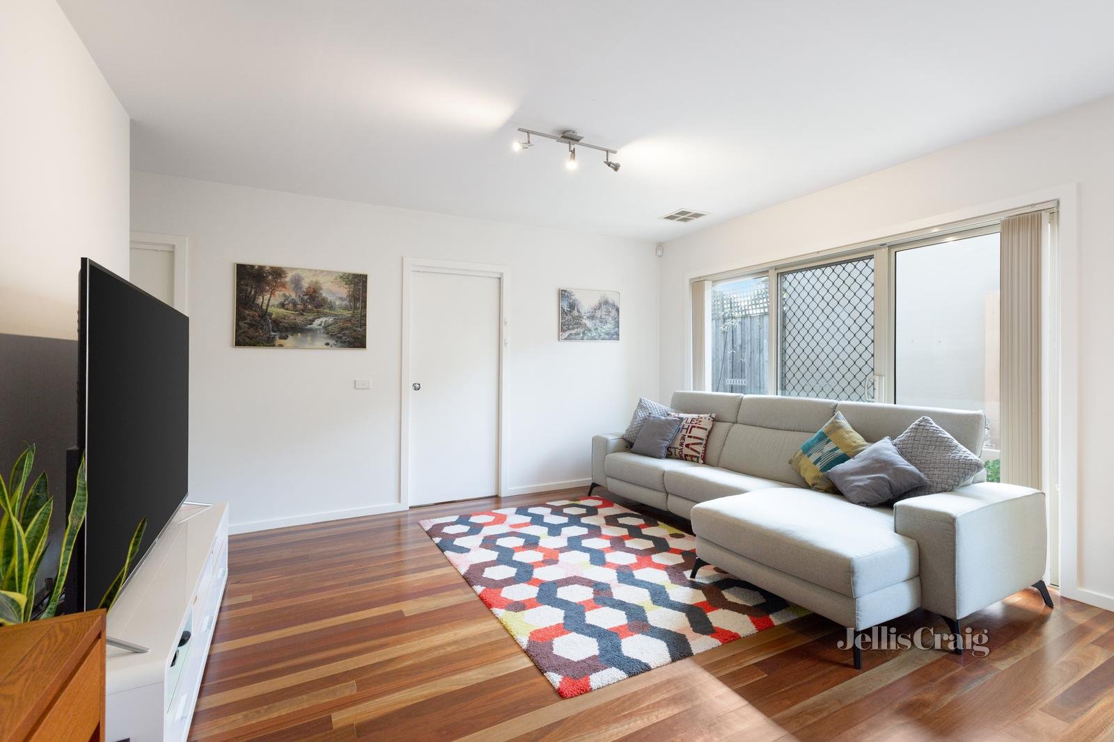 1/335 Canterbury Road, Forest Hill image 2