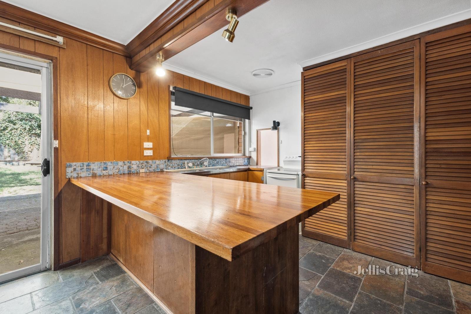 1/34 Sampson Drive, Mount Waverley image 2