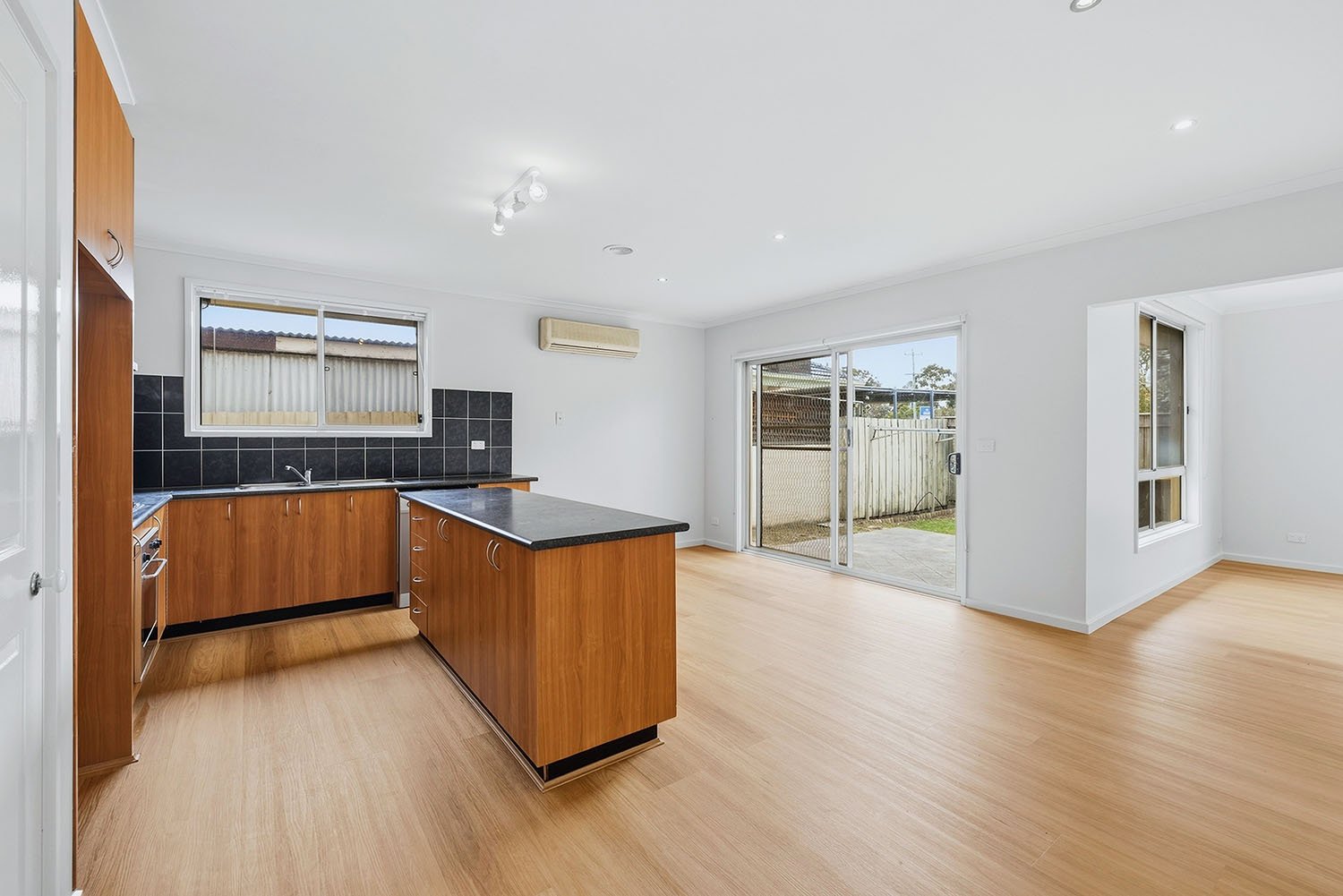 1/350 Haughton Road, Clayton image 3