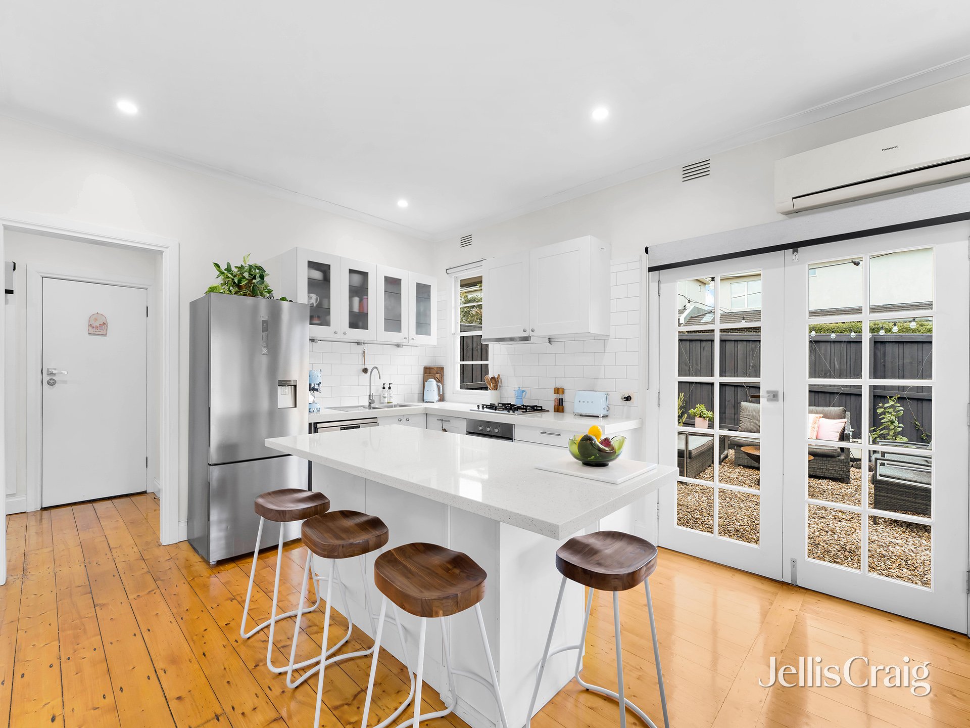 137 Ferntree Gully Road, Mount&nbsp;Waverley image 2
