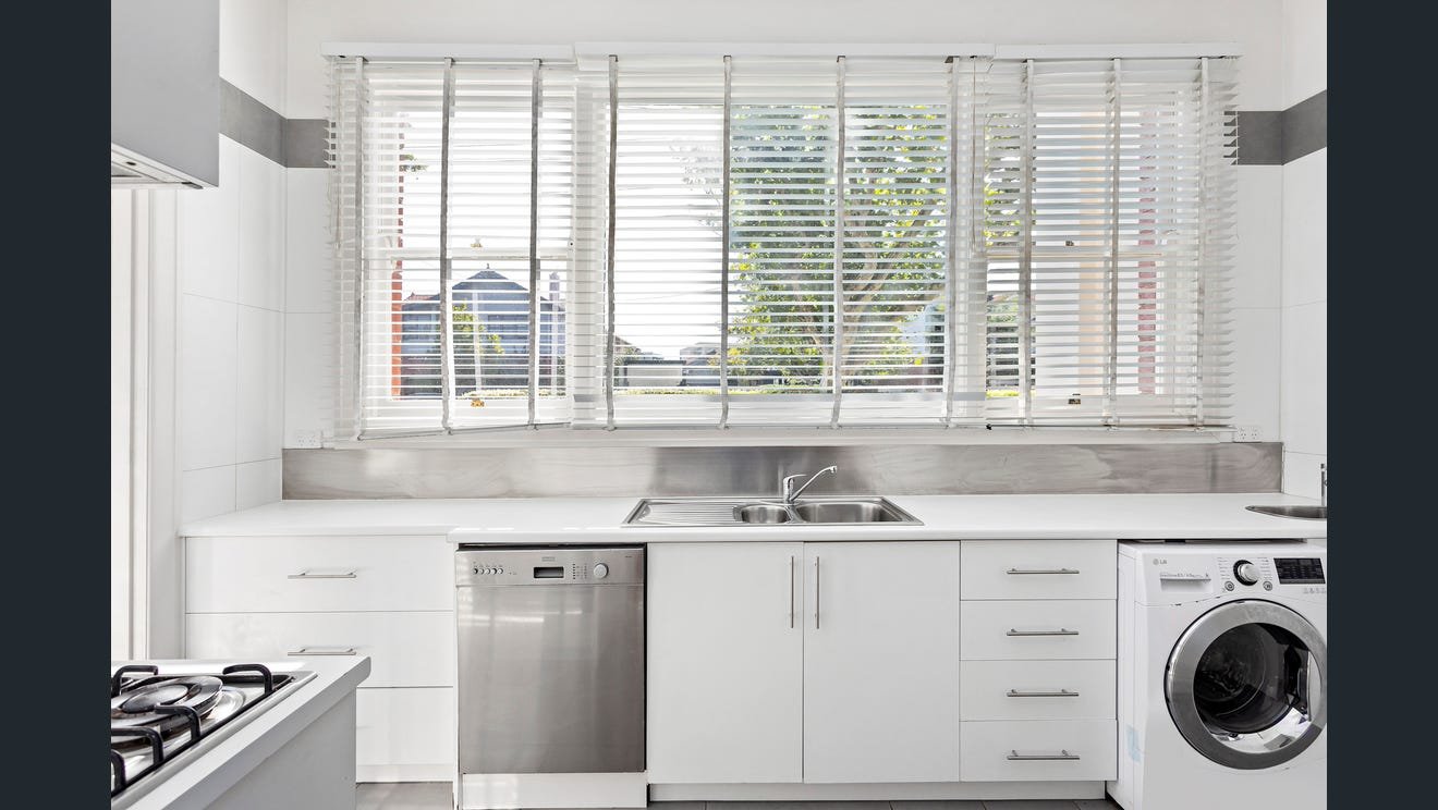 1/372 Barkly Street, Elwood image 5