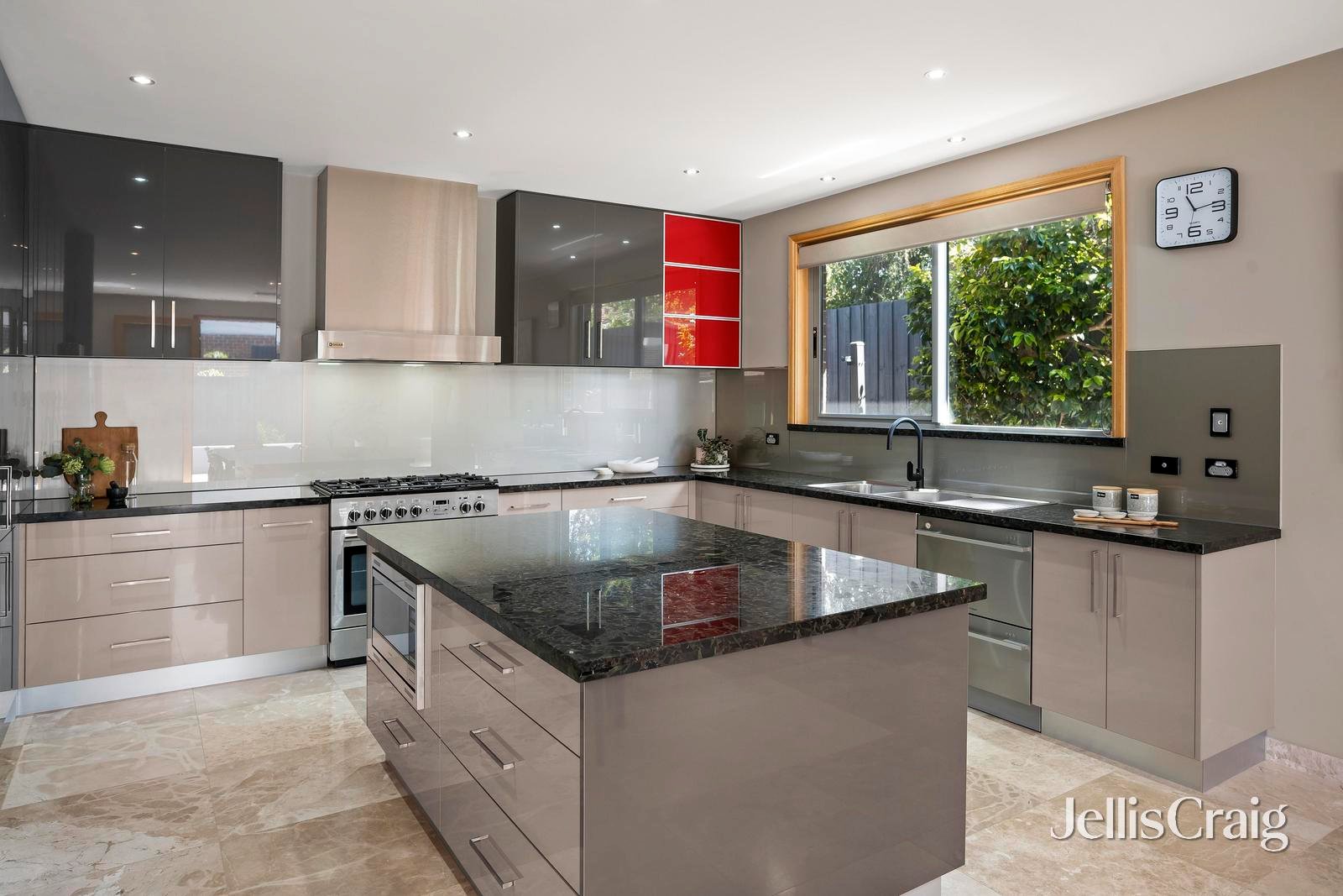 13A Beverley Street, Doncaster East image 2