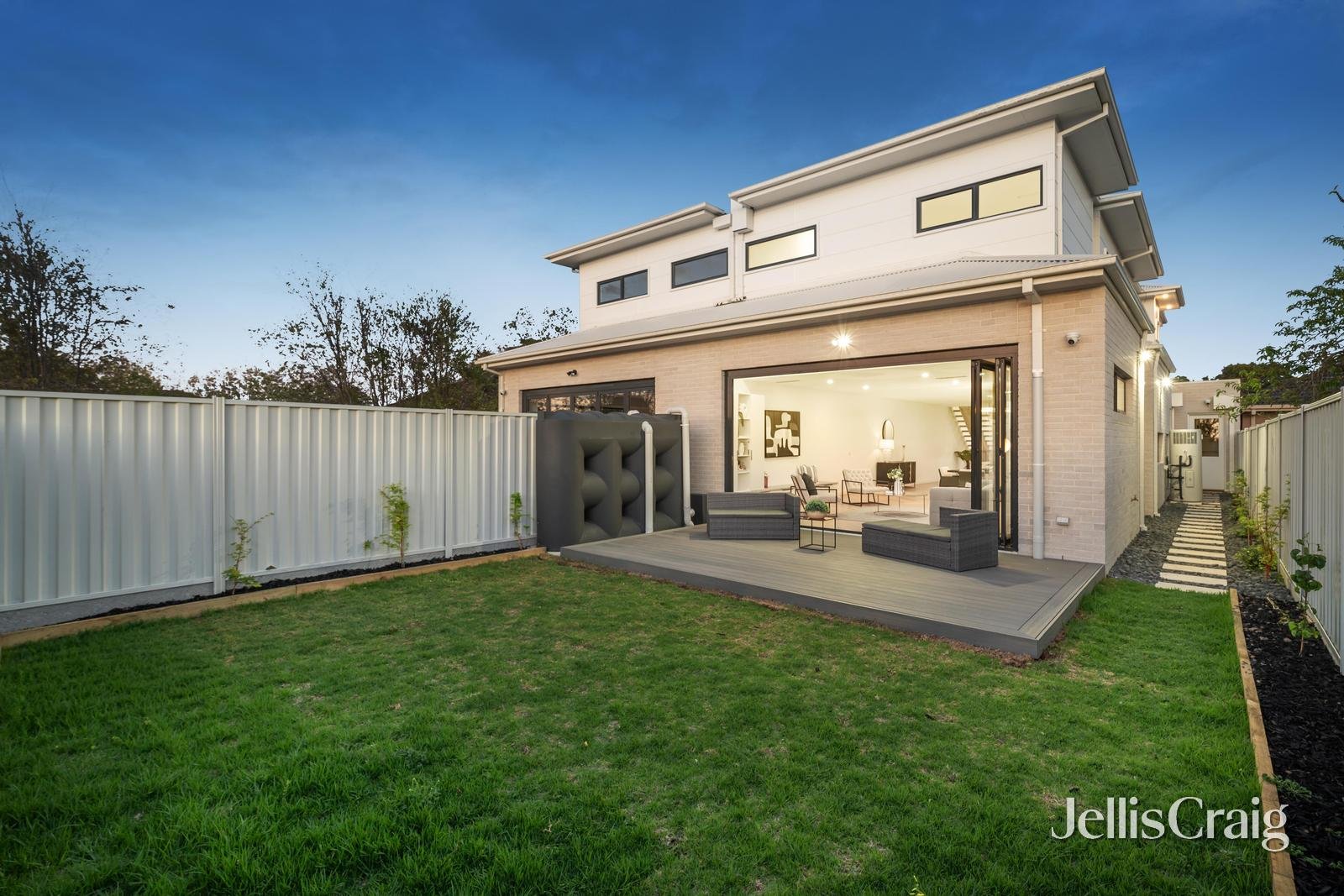 13b Kingsley Grove, Mount Waverley image 12