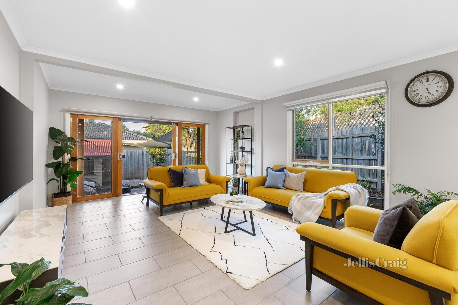 1/4 Amesbury Court, Mount Waverley image 2