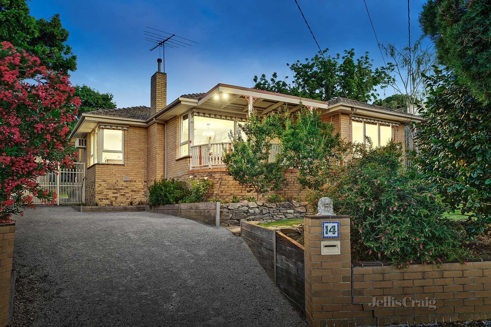 14 Ashwood Drive, Ashwood image 1