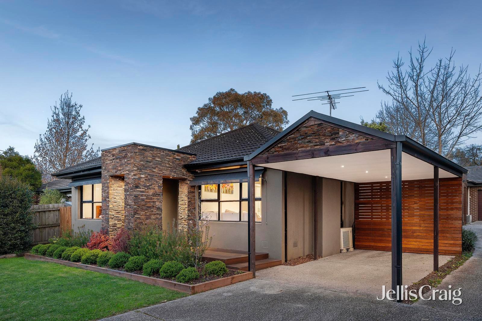 14 Broughton Avenue, Croydon image 1