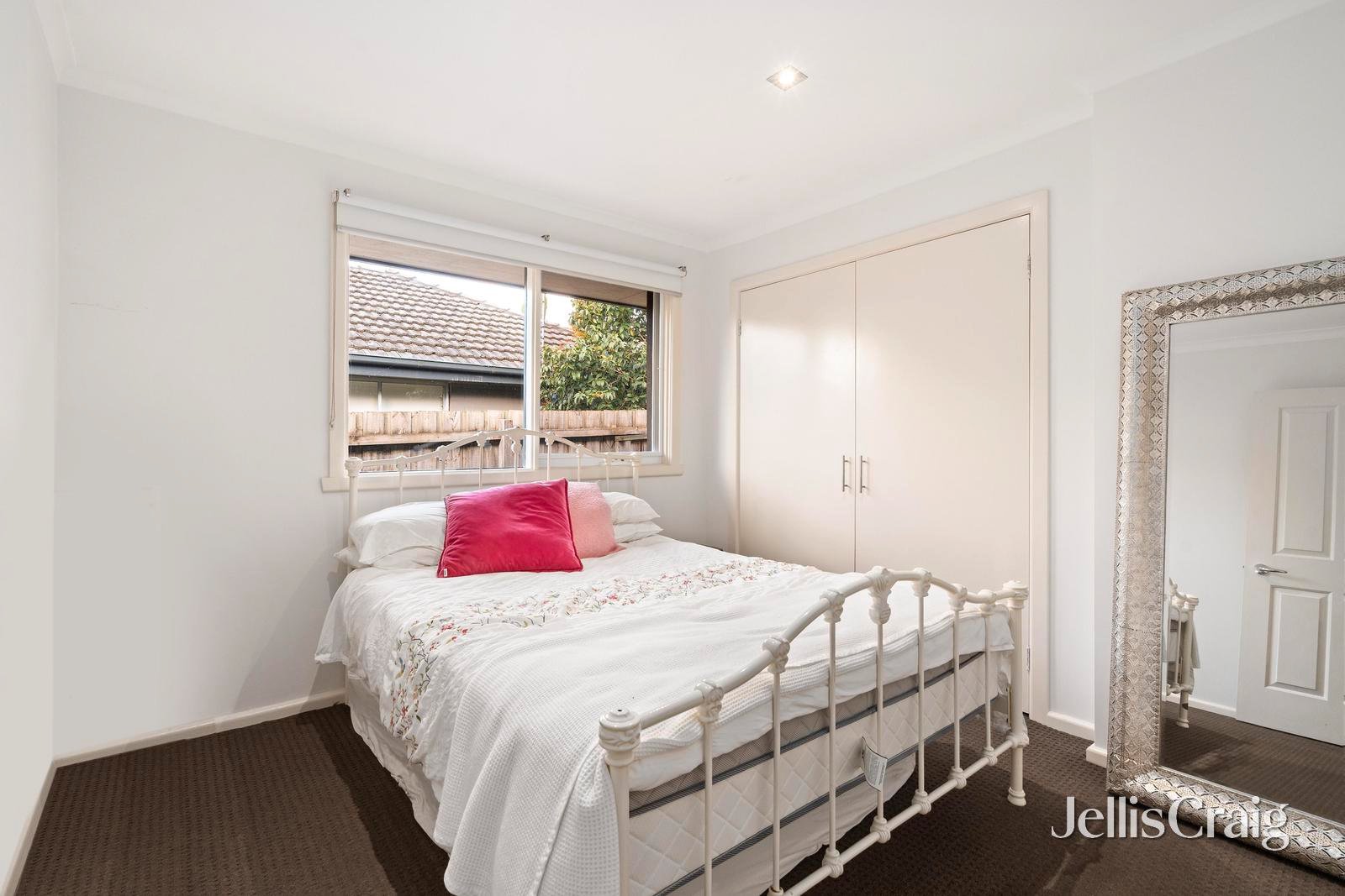 14 Broughton Avenue, Croydon image 9