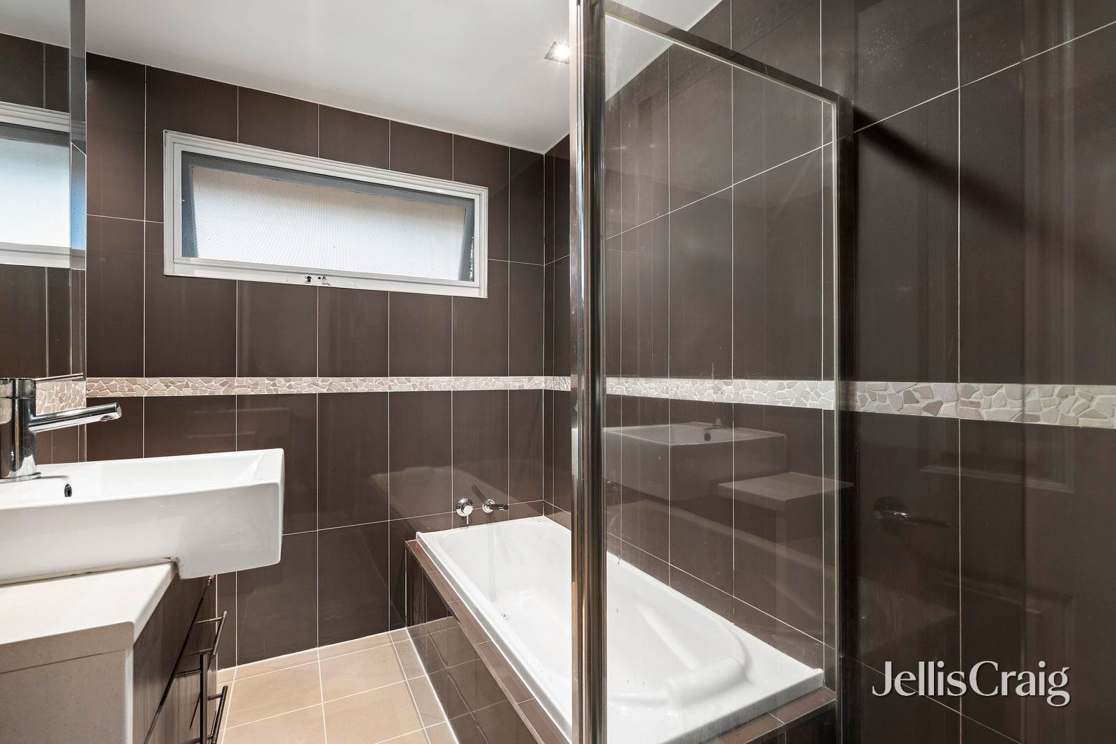 14 Broughton Avenue, Croydon image 11