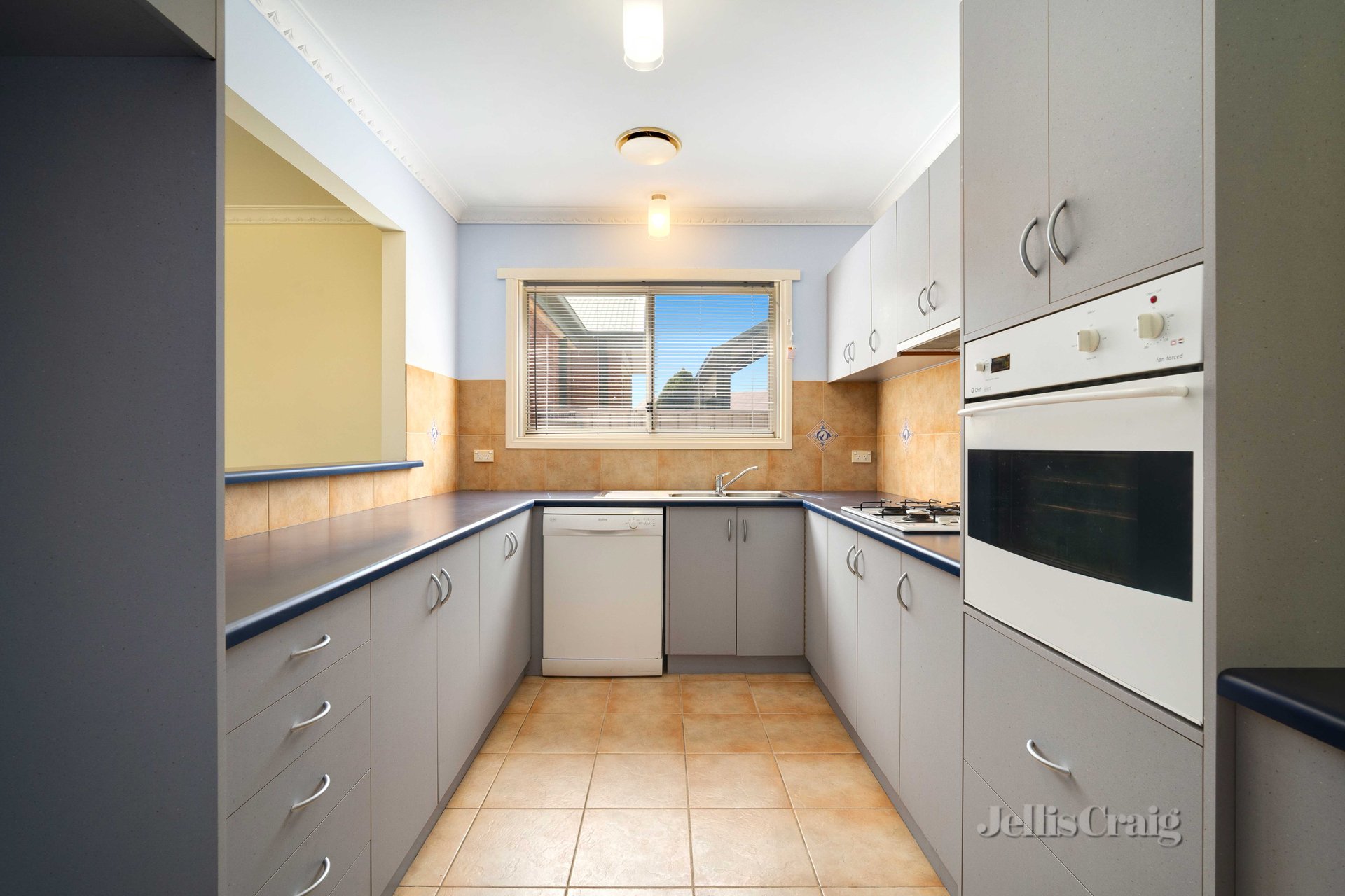 1/4 Castle Court, Ballarat East image 3