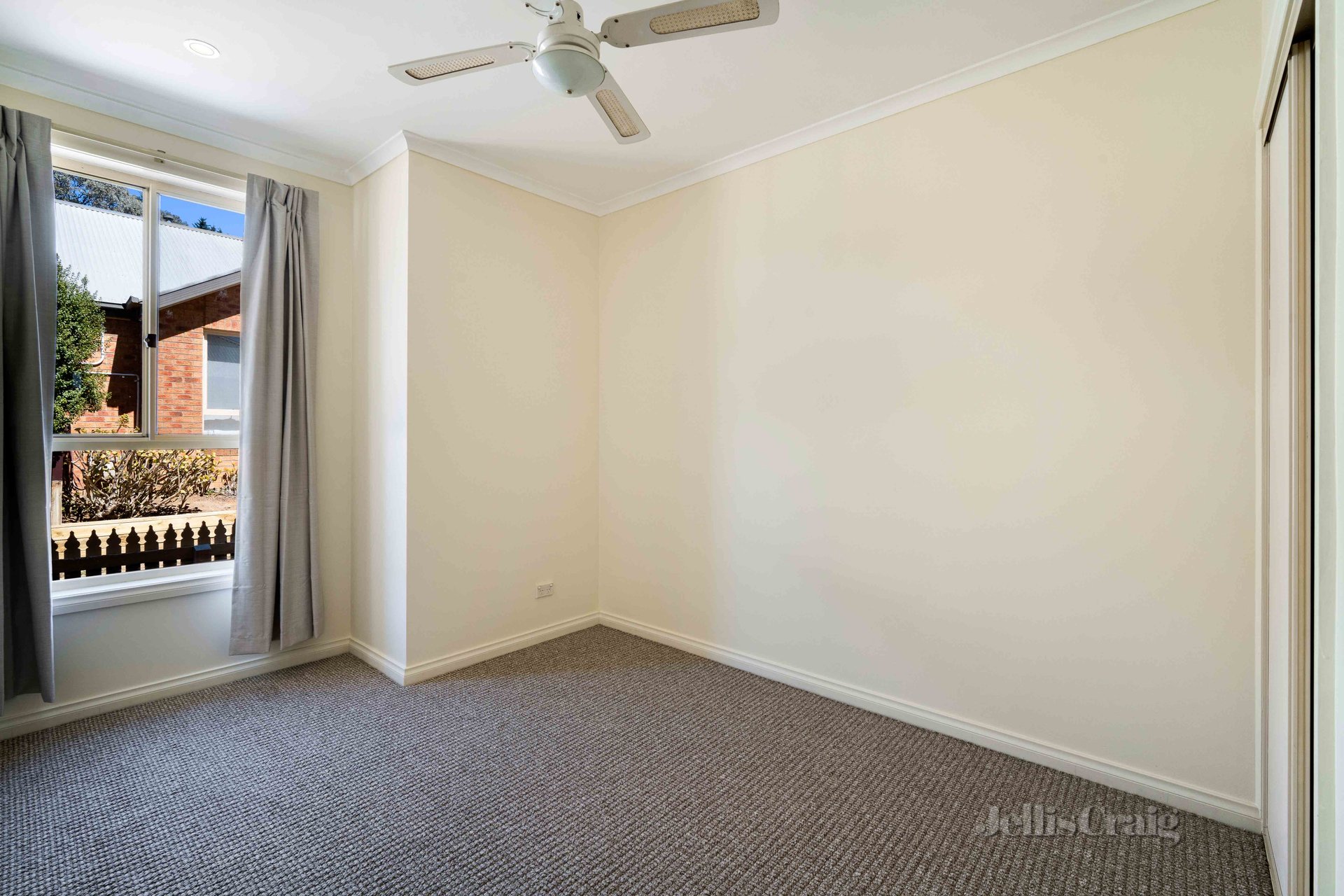 1/4 Castle Court, Ballarat East image 7