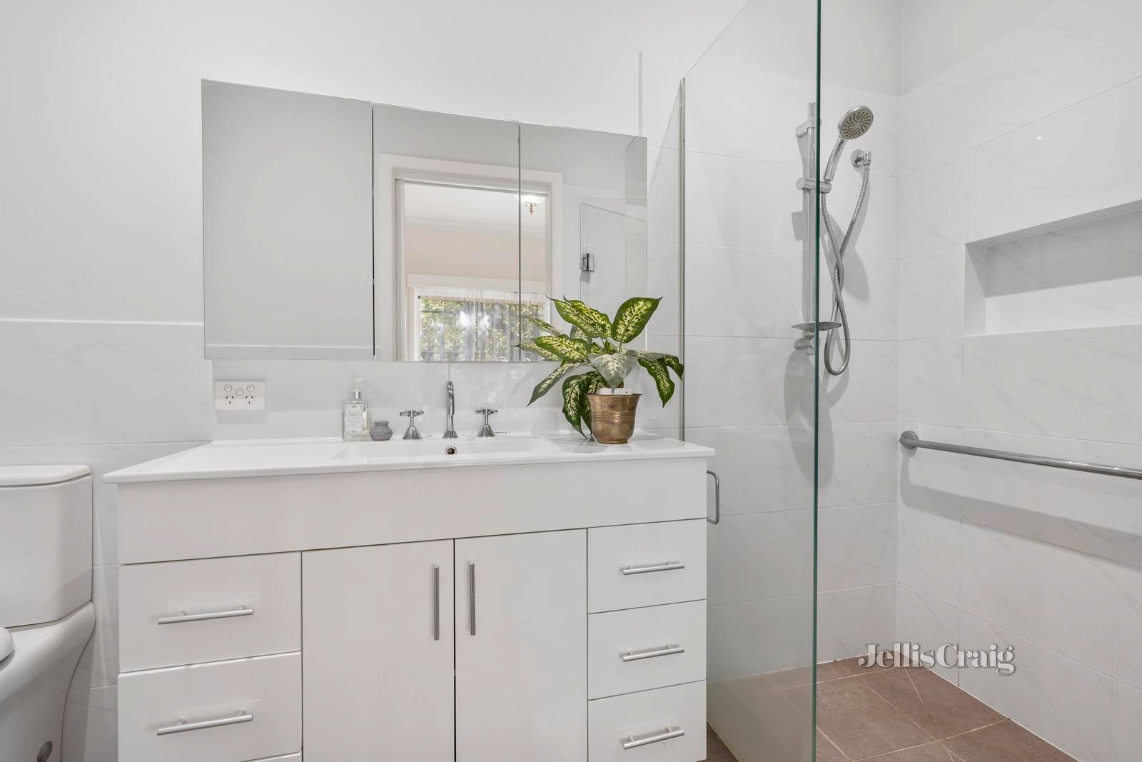 14 Hamilton Avenue, Blackburn image 7