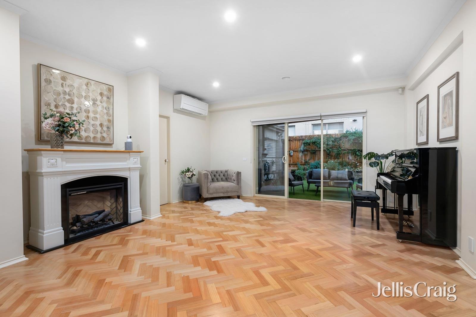 14 Holmes Way, Glen Waverley image 2
