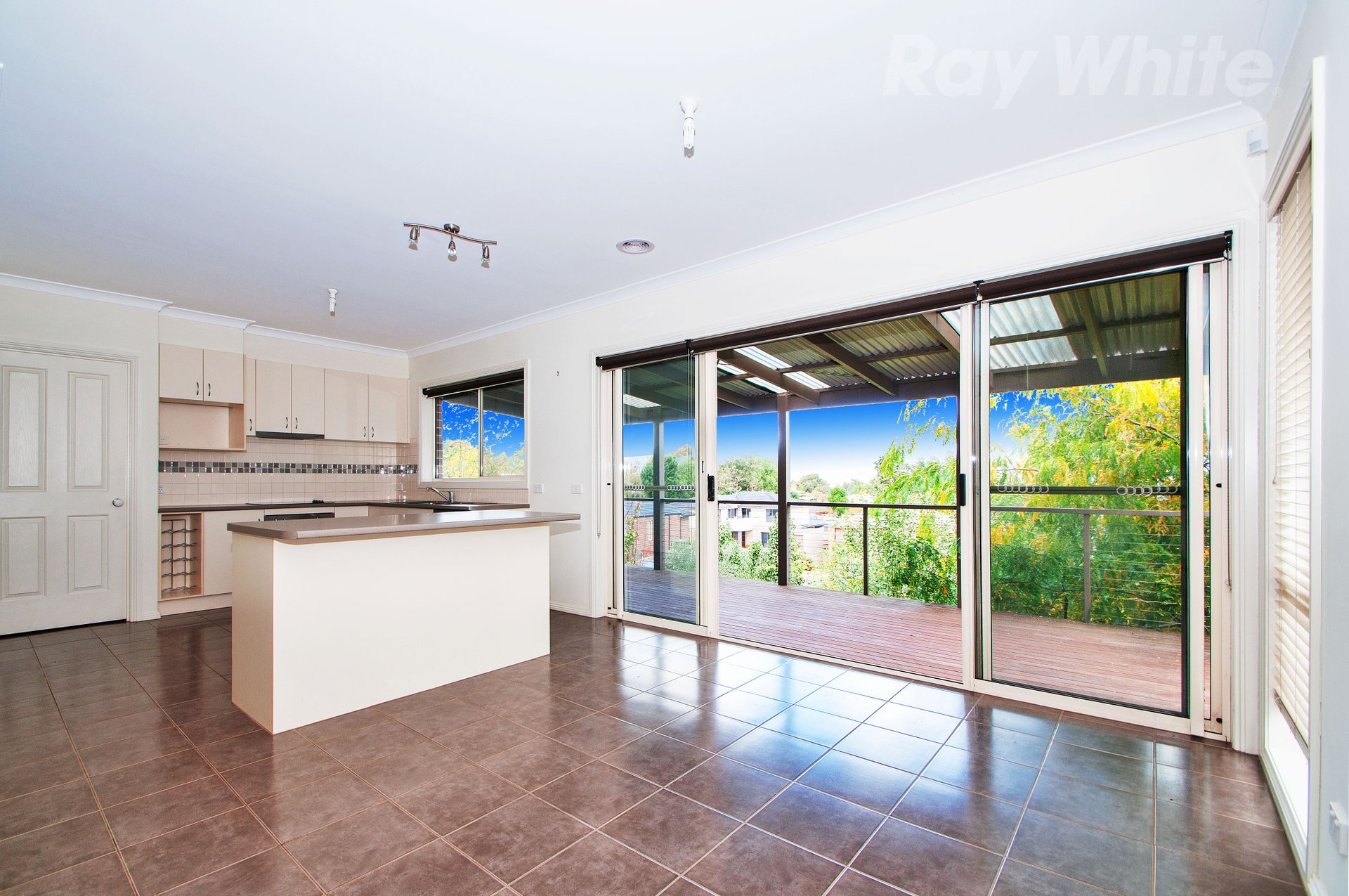 14 HUNTLY AVE, Mooroolbark image 2