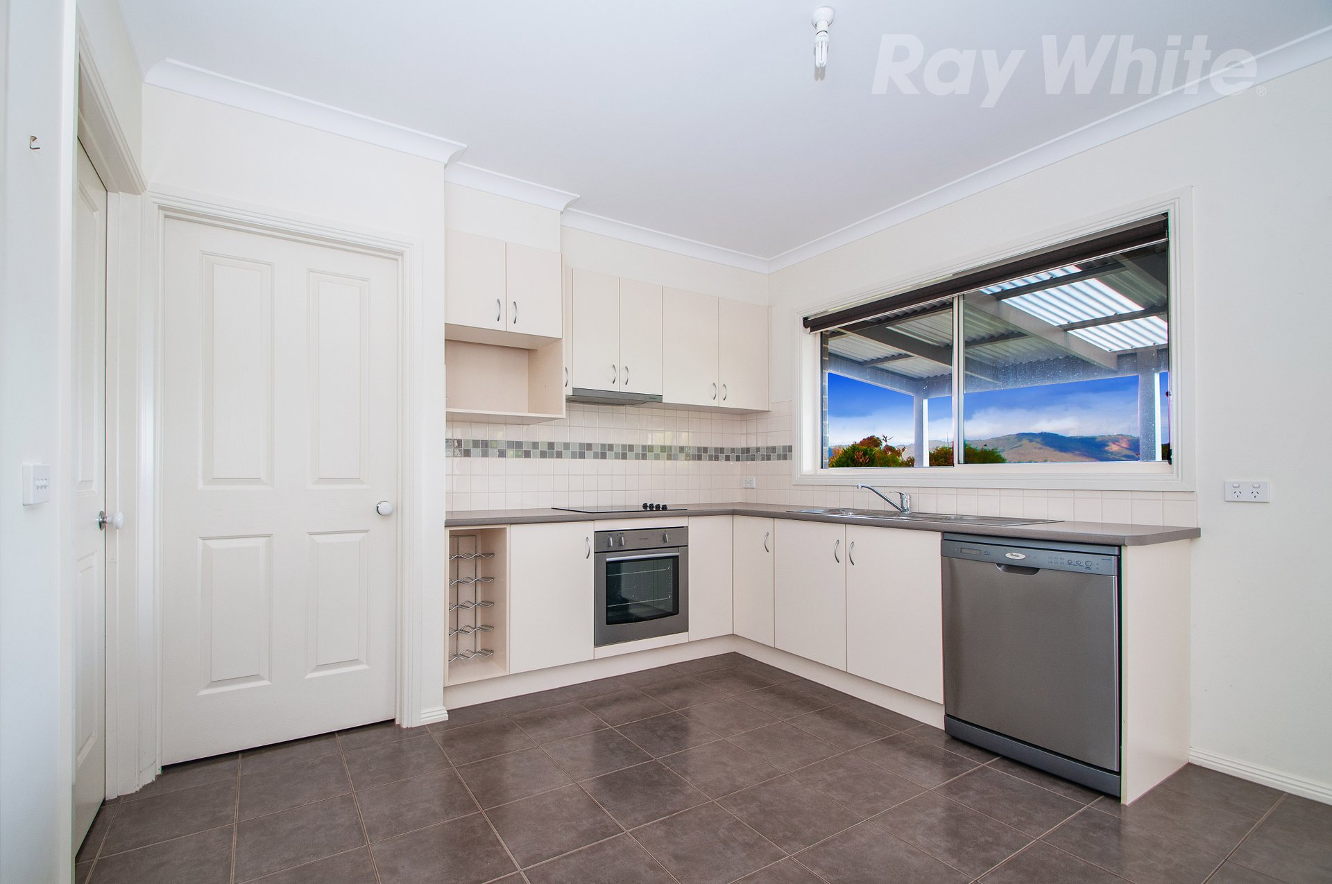 14 HUNTLY AVE, Mooroolbark image 3