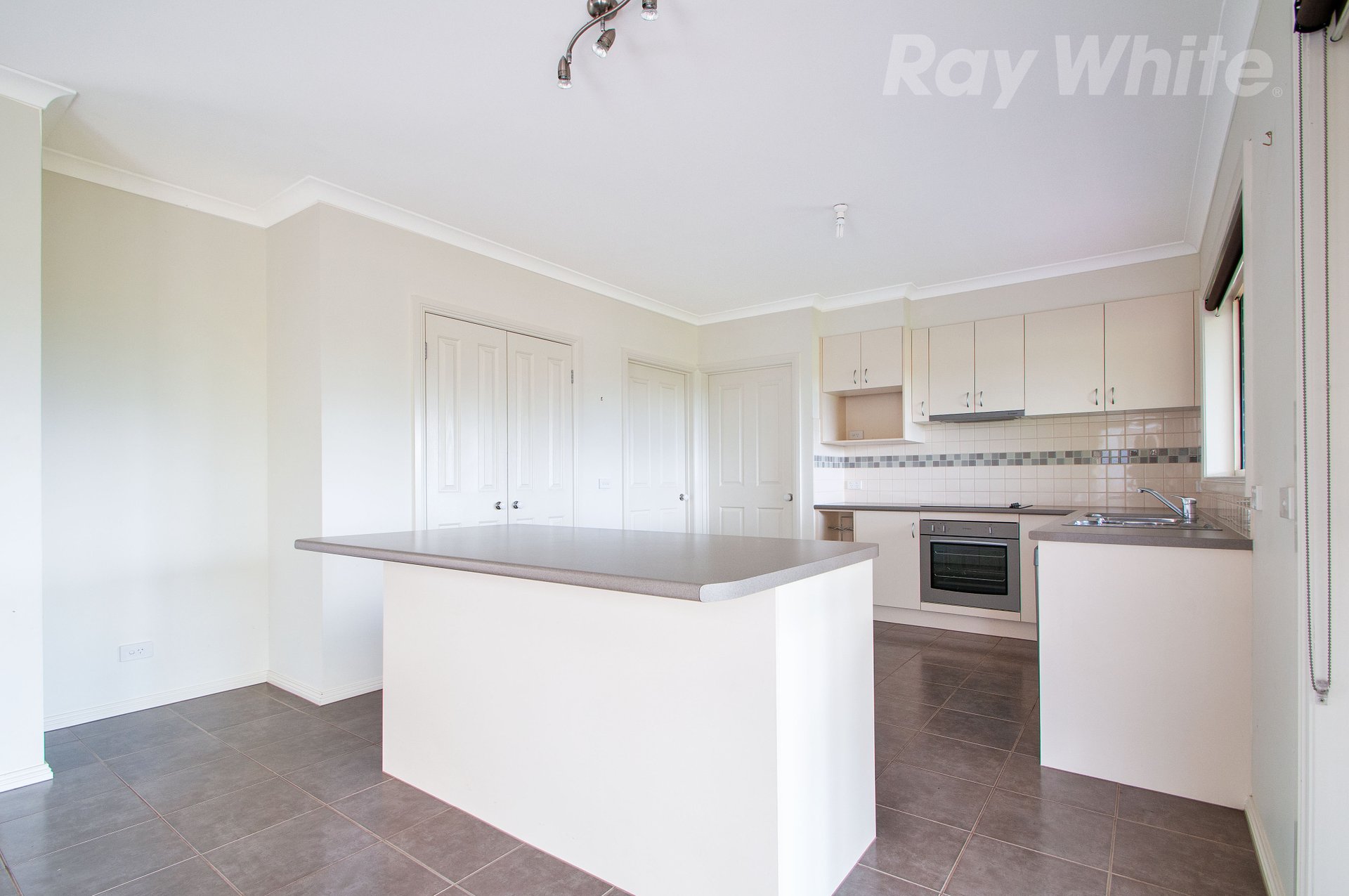 14 HUNTLY AVE, Mooroolbark image 4