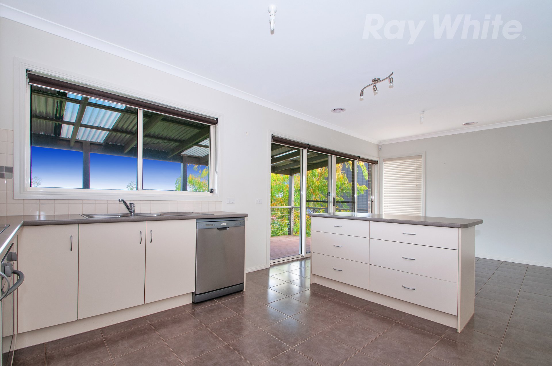 14 HUNTLY AVE, Mooroolbark image 5