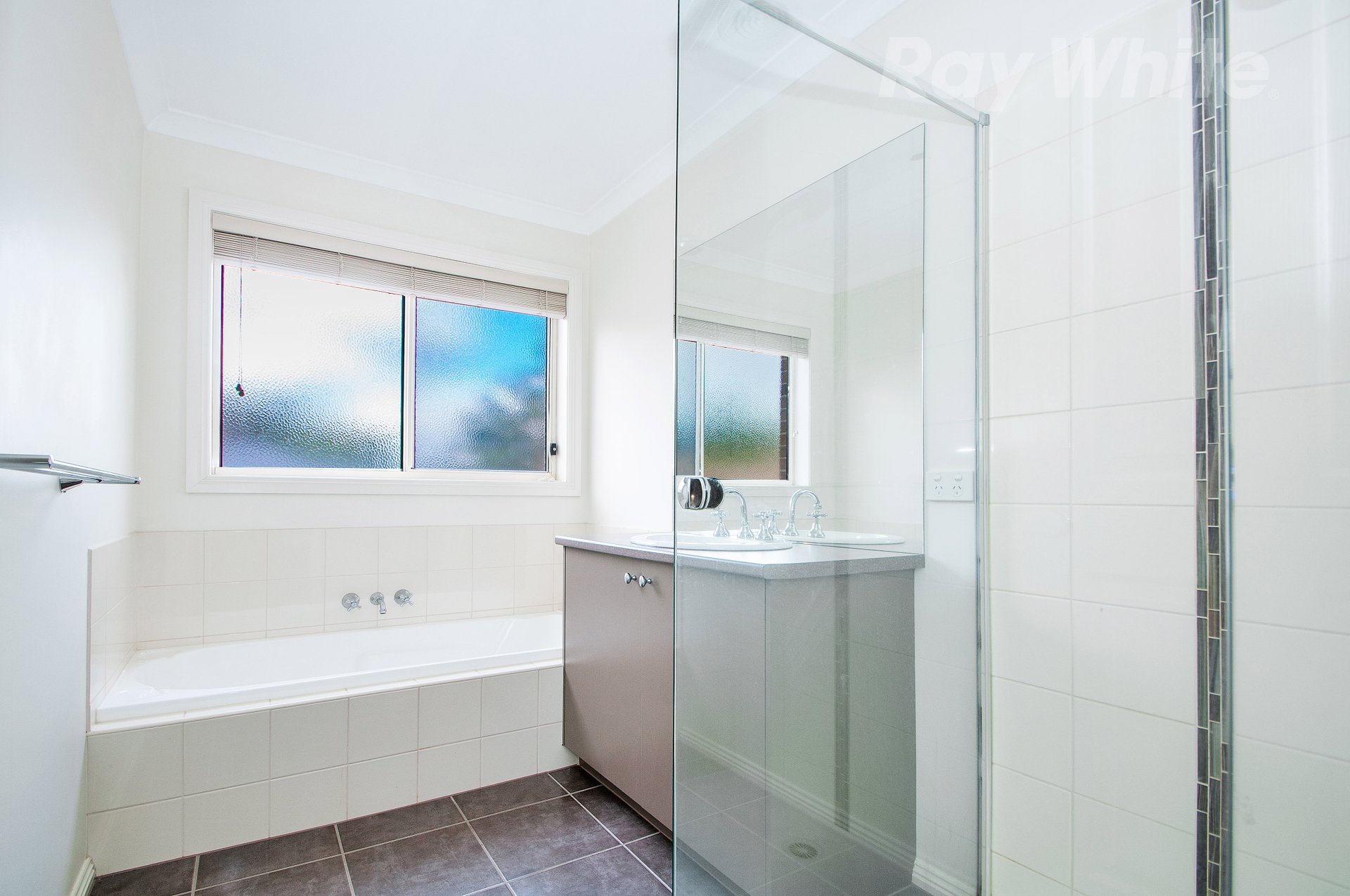 14 HUNTLY AVE, Mooroolbark image 13