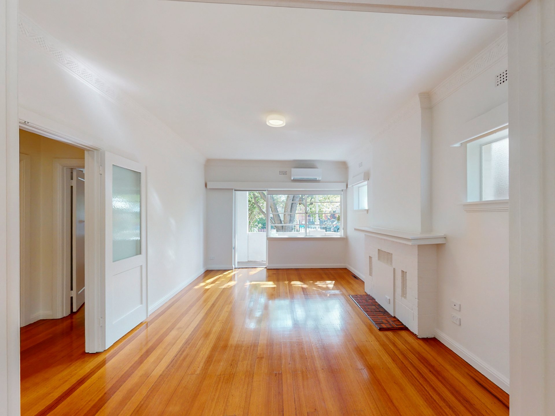 1 / 4 Irving Avenue PRAHRAN