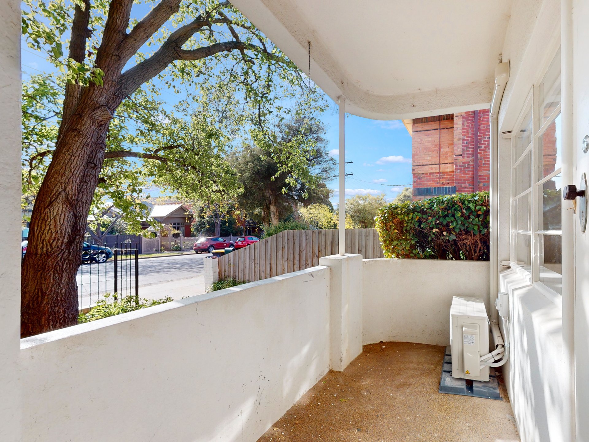 1 / 4 Irving Avenue PRAHRAN