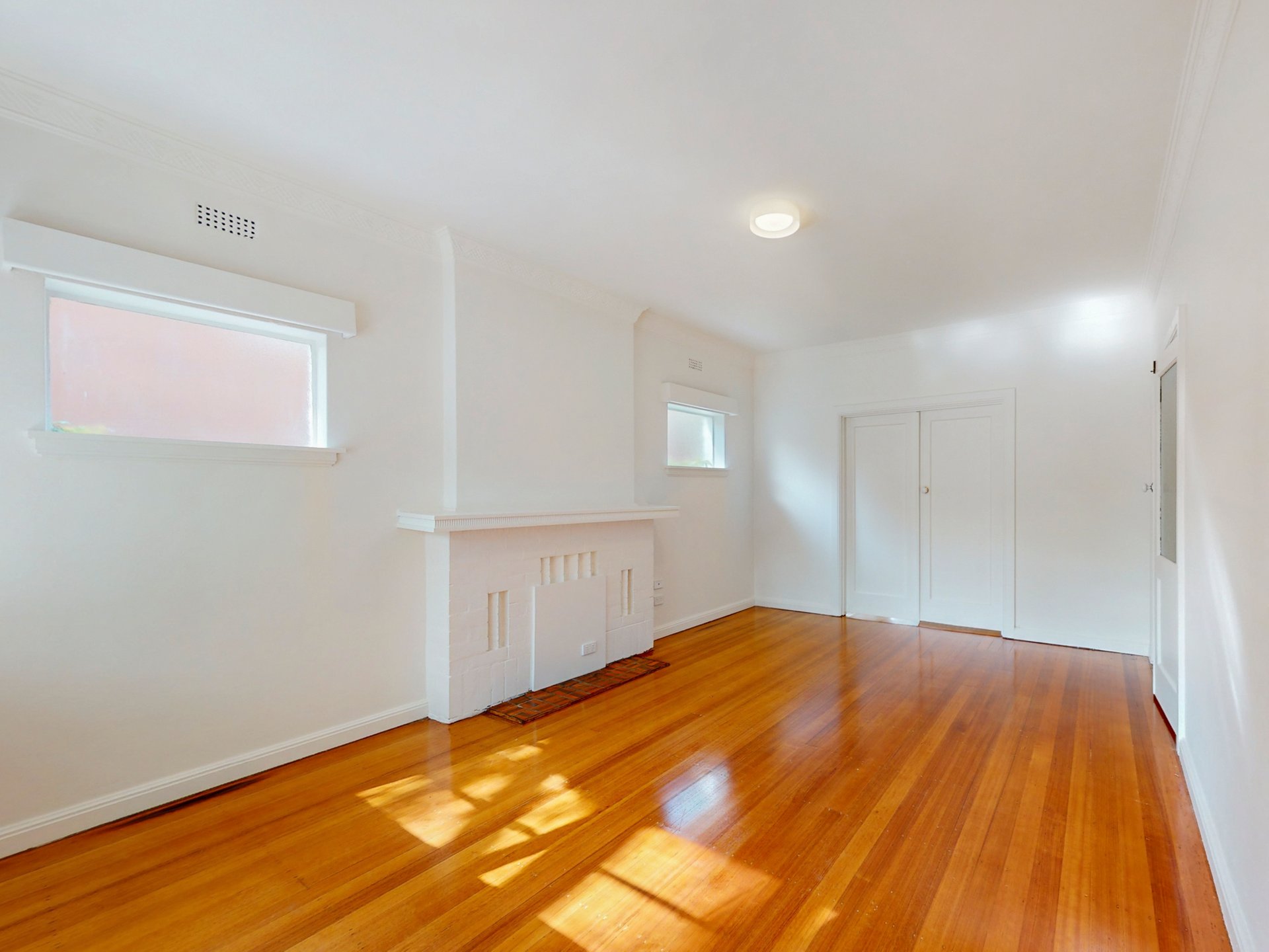 1 / 4 Irving Avenue PRAHRAN