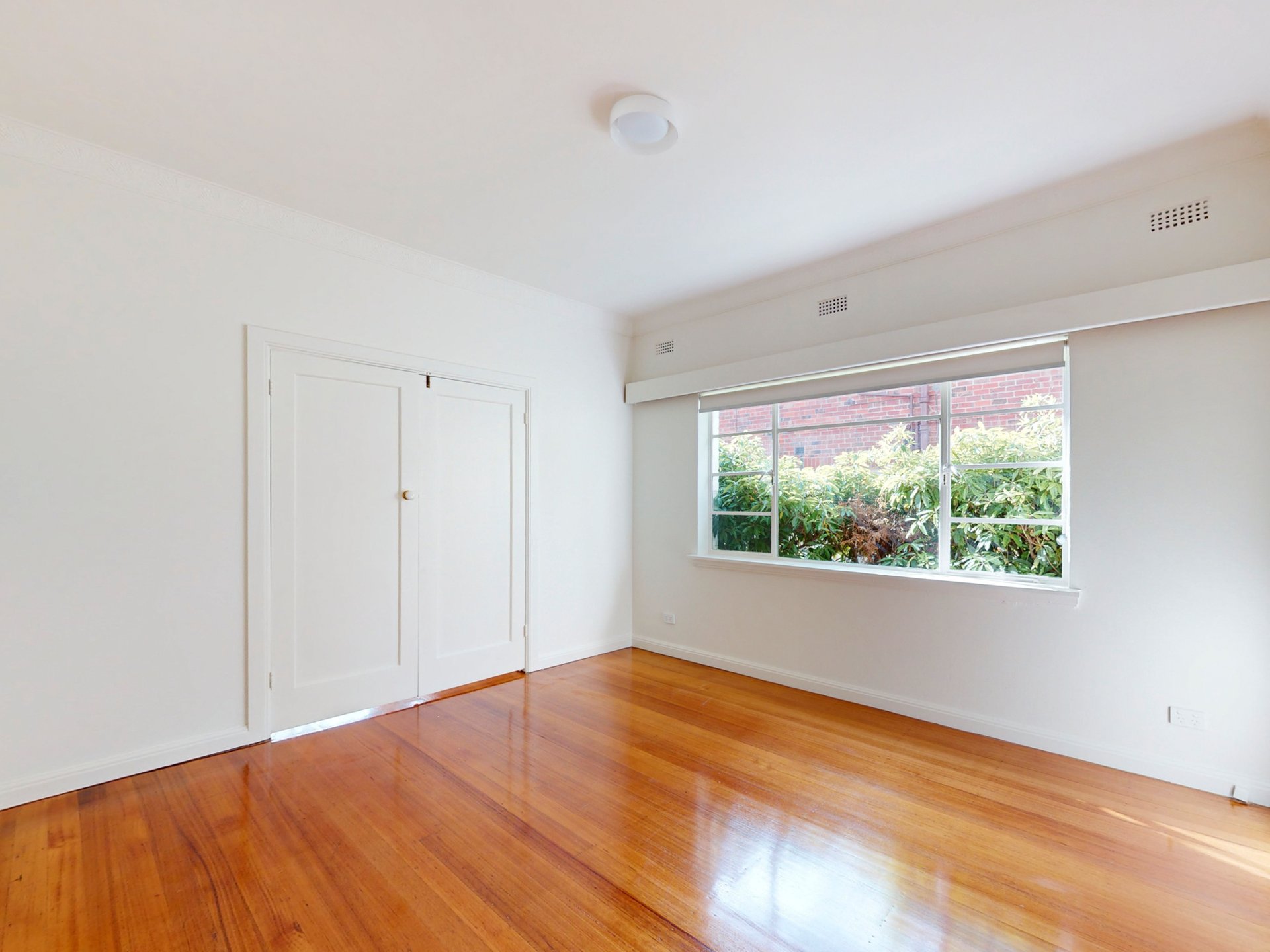 1 / 4 Irving Avenue PRAHRAN