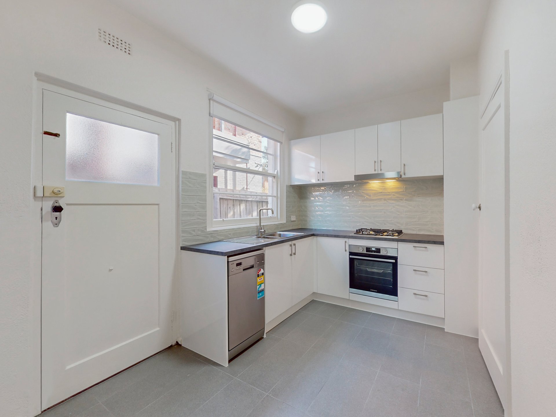 1 / 4 Irving Avenue PRAHRAN