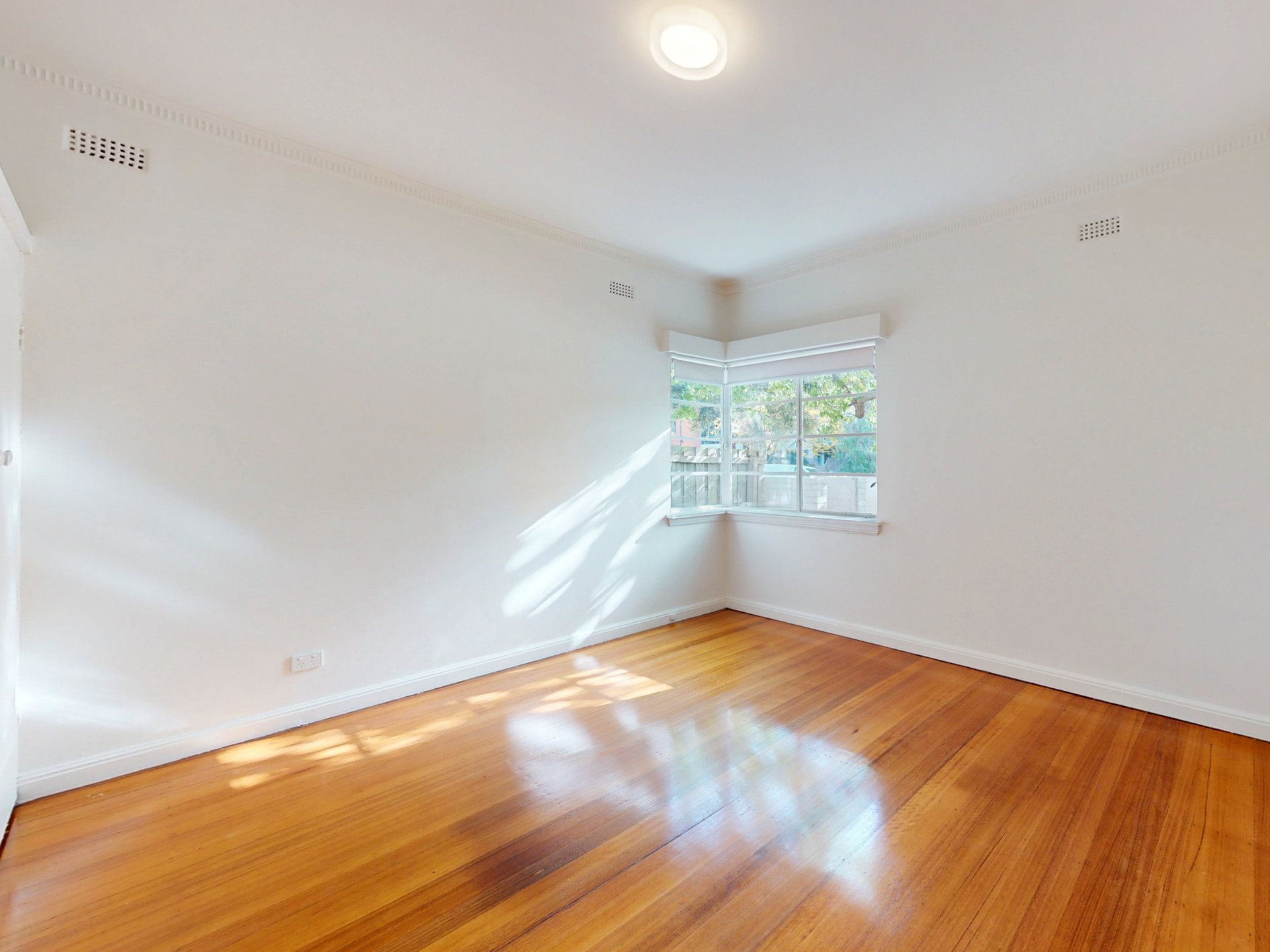1 / 4 Irving Avenue PRAHRAN