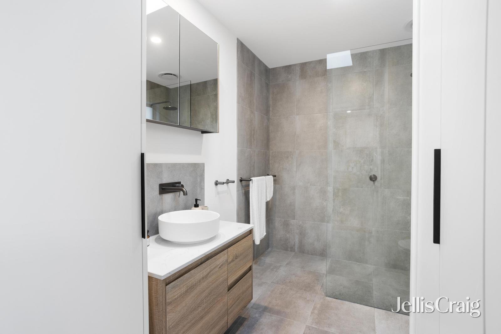 1/4 Kinkora Road, Blackburn image 4