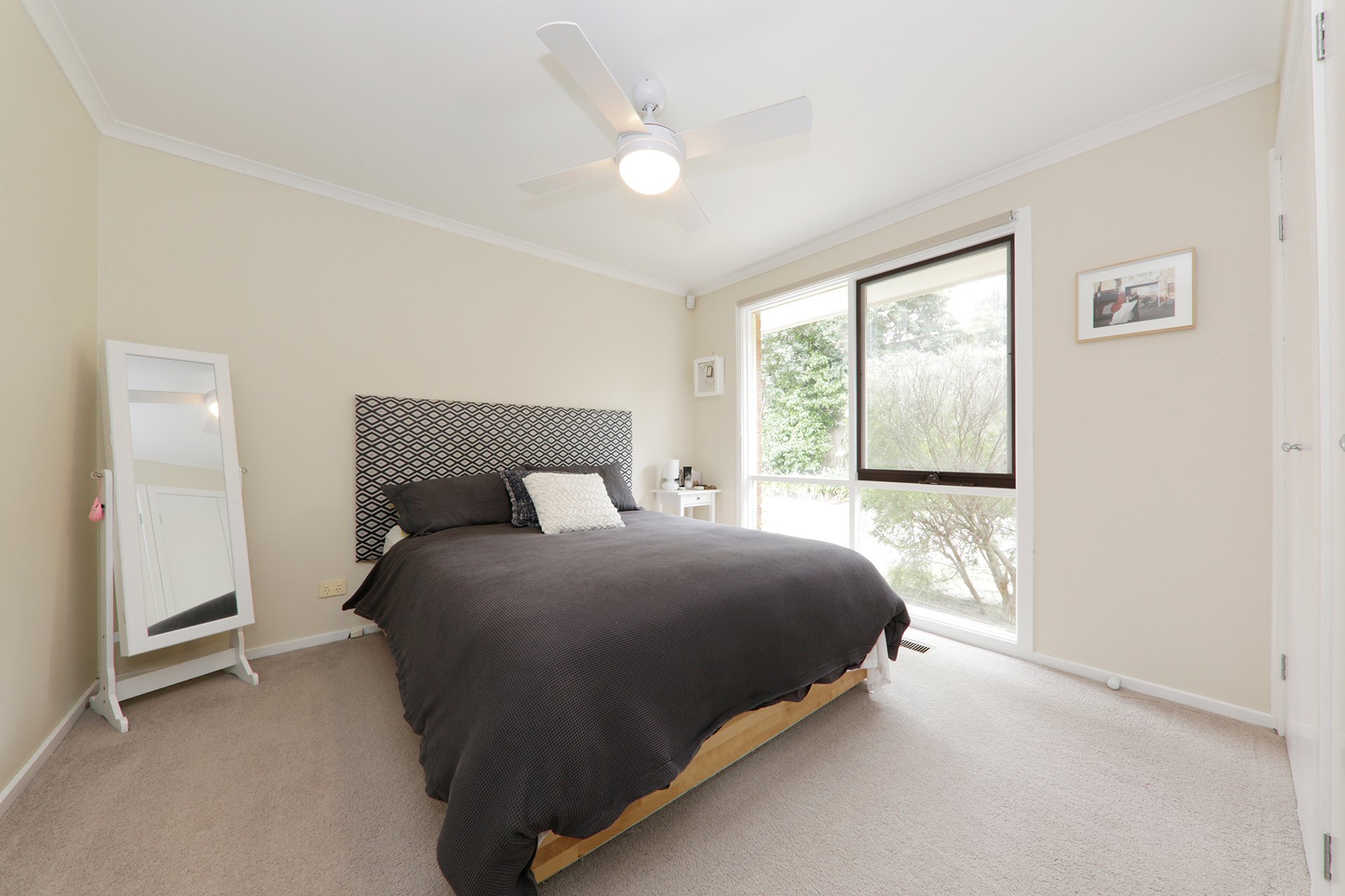 1/4 Lena Grove, Ringwood image 3