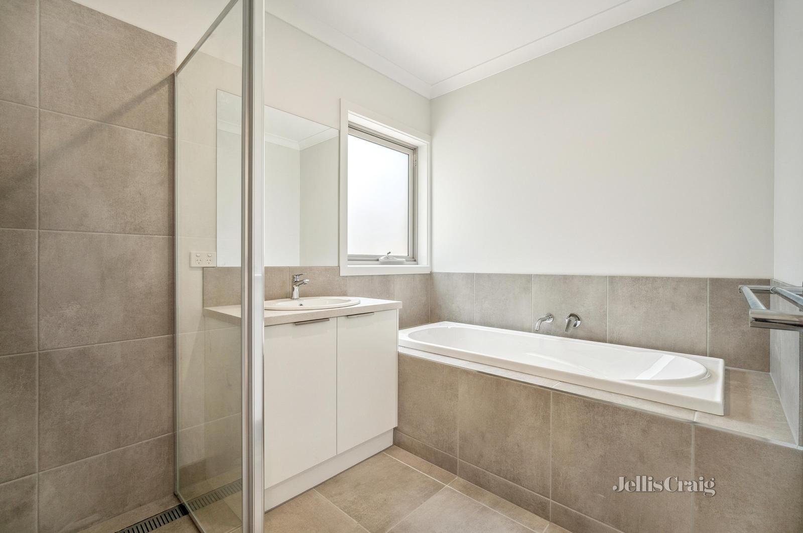 14 Miners Crescent, Canadian image 10