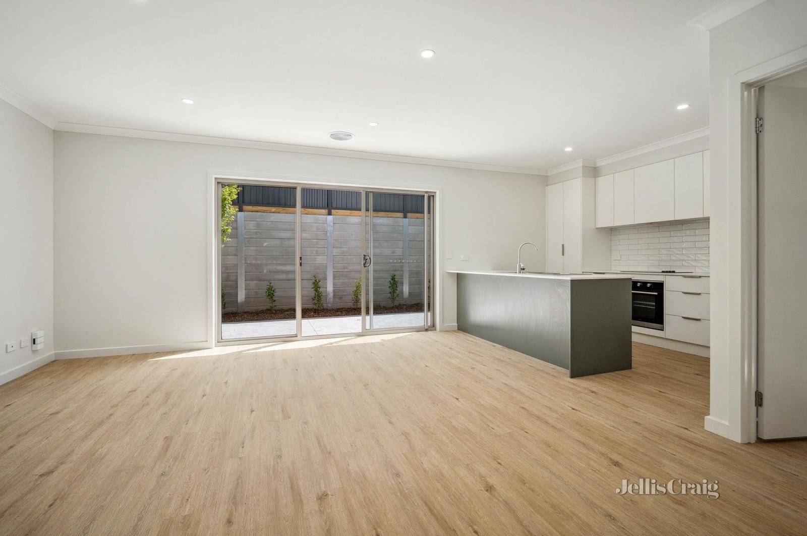 14 Miners Crescent, Canadian image 11