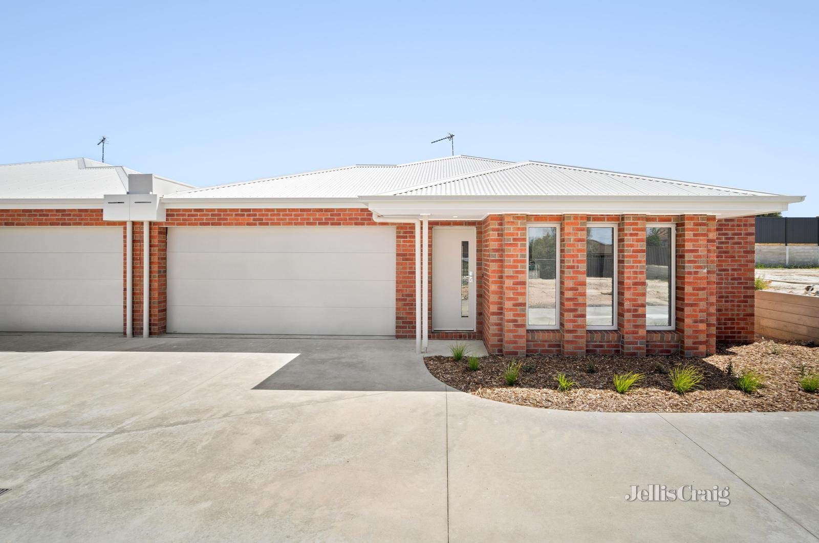 14 Miners Crescent, Canadian image 1