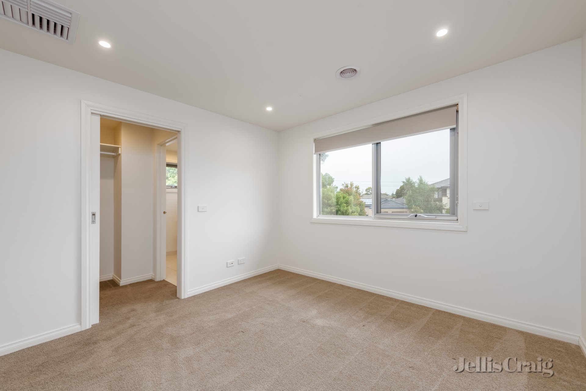 1/4 Moorea Court, Mount Waverley image 4