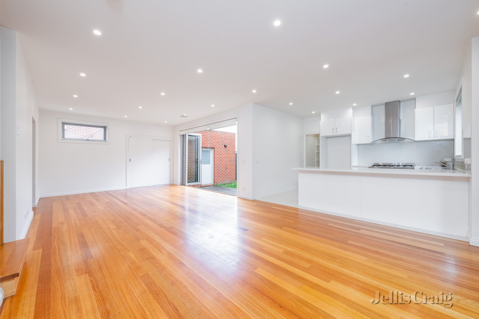 1/4 Moorea Court, Mount Waverley image 2