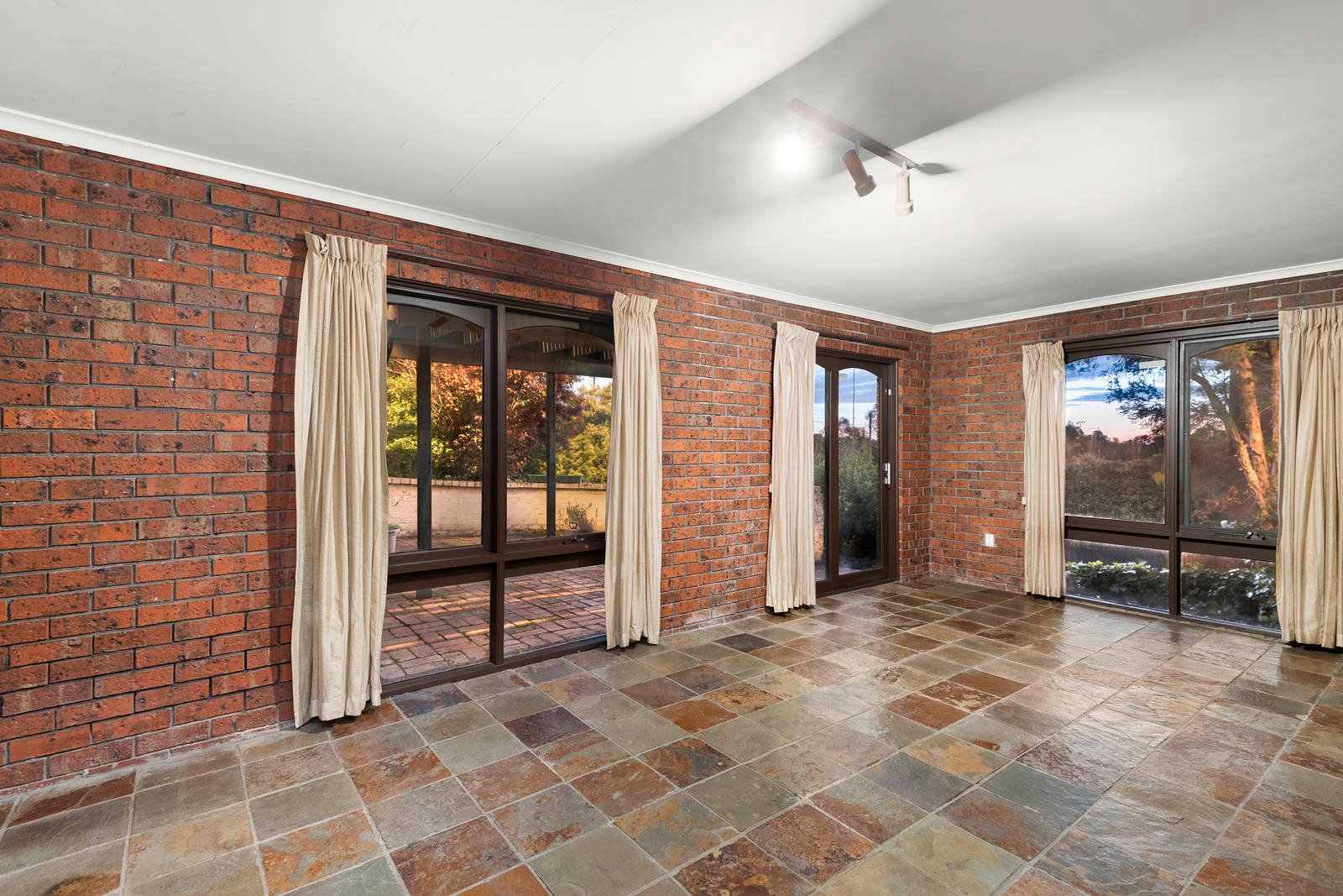 Property Gallery Thumbnail 8